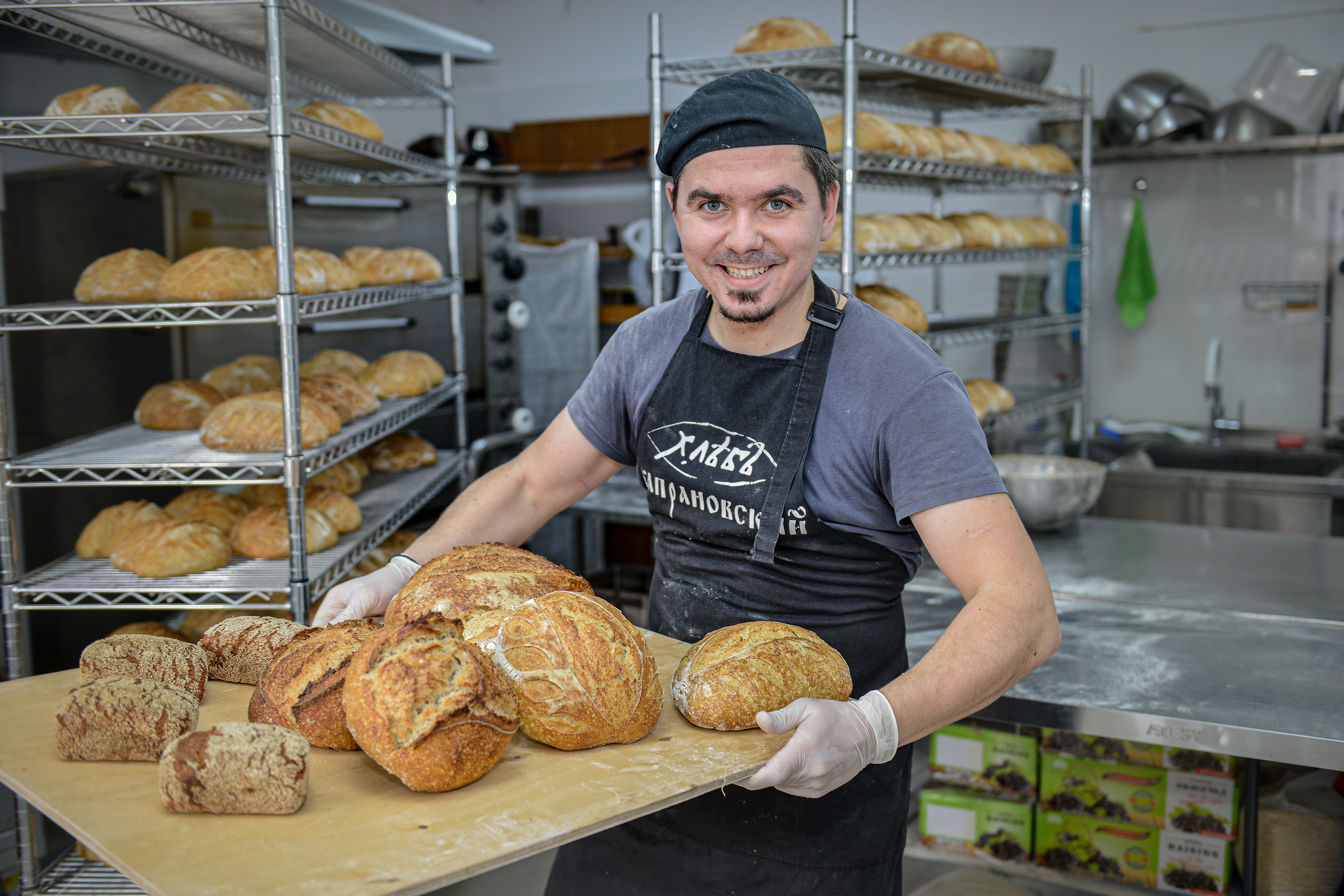 Хозяин пекарни Константин Капран печет для москвичей свежий хлеб. Непростая обстановка в городе, связанная с коронавирусной инфекцией, не помешала им с партнером увеличить объемы производства продукции