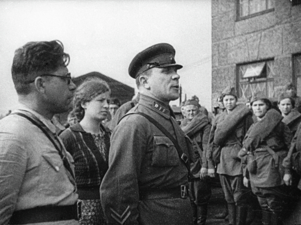 Кадр из документального фильма «Москвичи в 1941 году». Командир выступает с речью перед ополченцами, перед тем как бойцы отправятся на фронт защищать Родину