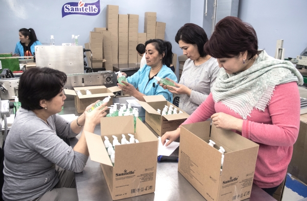 Упаковщицы антисептического средства на производственной линии на предприятии в Москве. На данный момент эта продукция пользуется повышенным спросом у покупателей, поэтому производственные мощности предприятия не снижаются, а, наоборот, увеличиваются