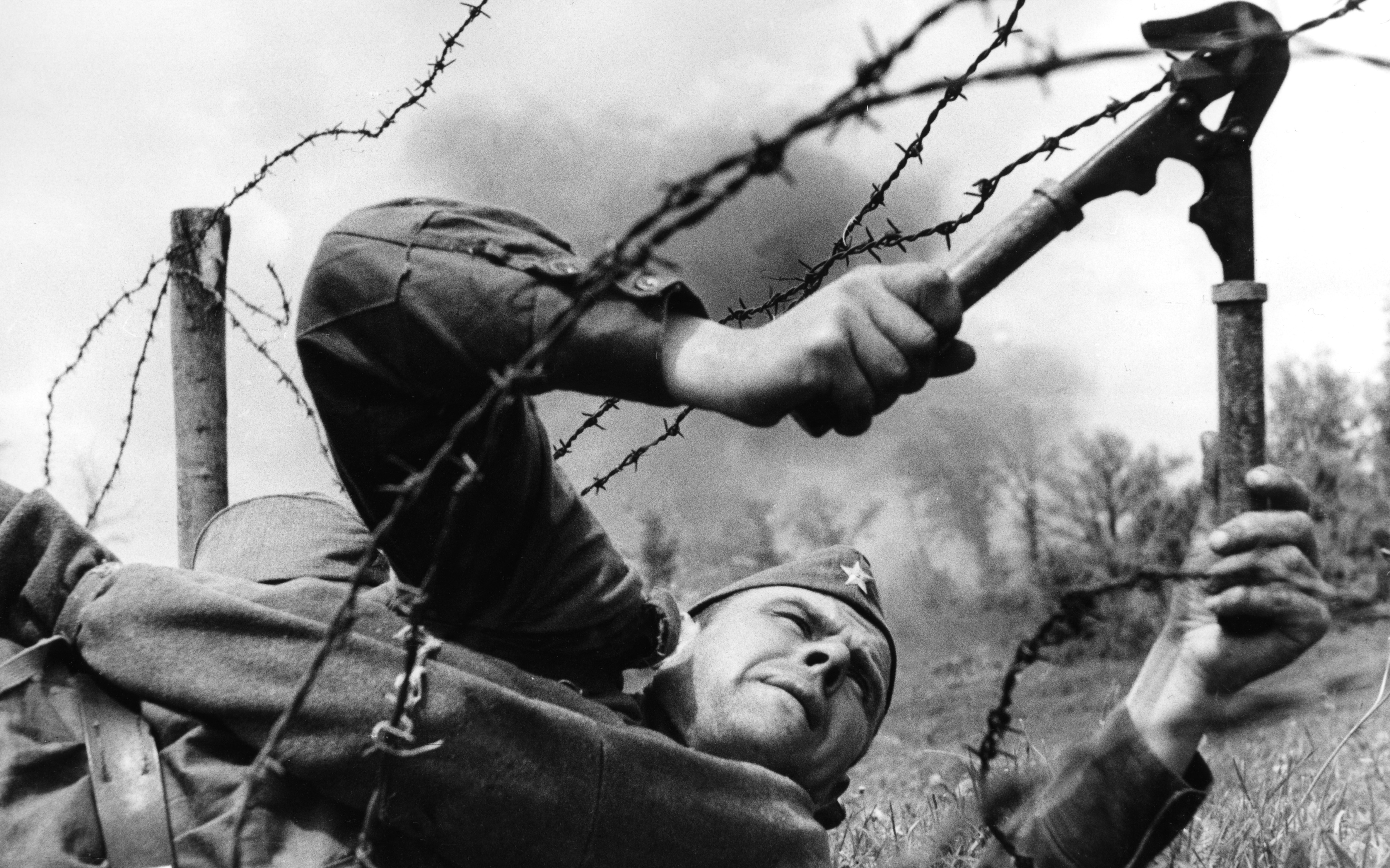 Румыния. Сапер гвардии рядовой П. Белоконь, кавалер ордена Славы, во время одного из боев  