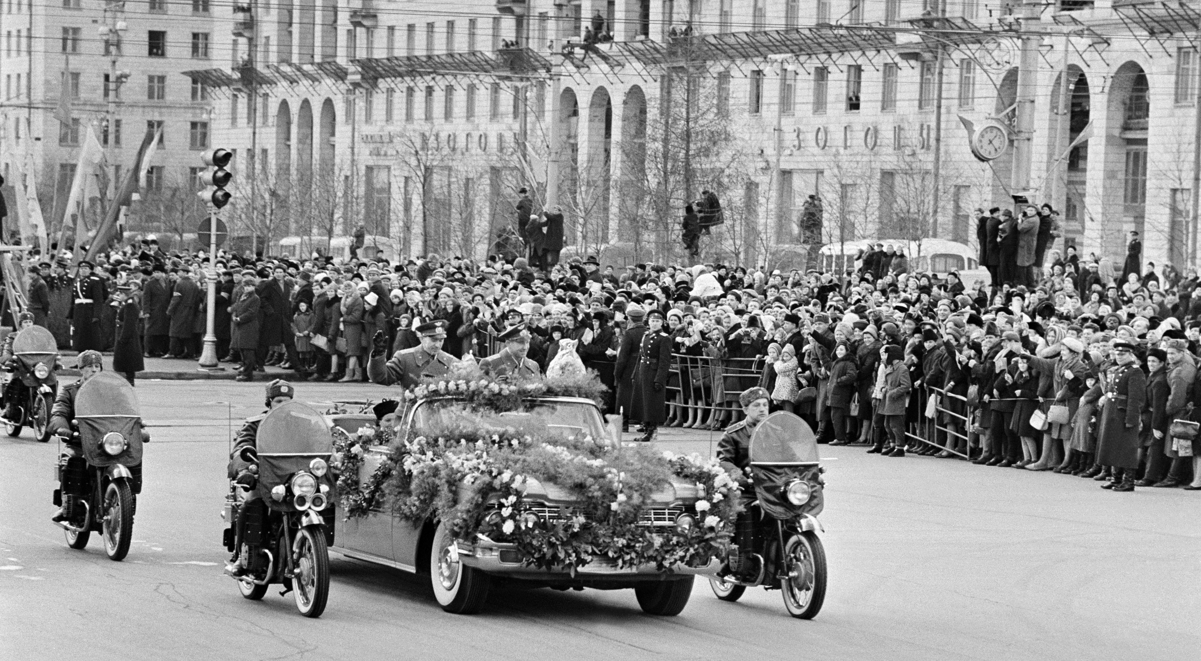 Летчики-космонавты Павел Беляев и Алексей Леонов (в центре, слева направо) в кортеже на Ленинском проспекте после завершения полета на корабле «Восход-2»