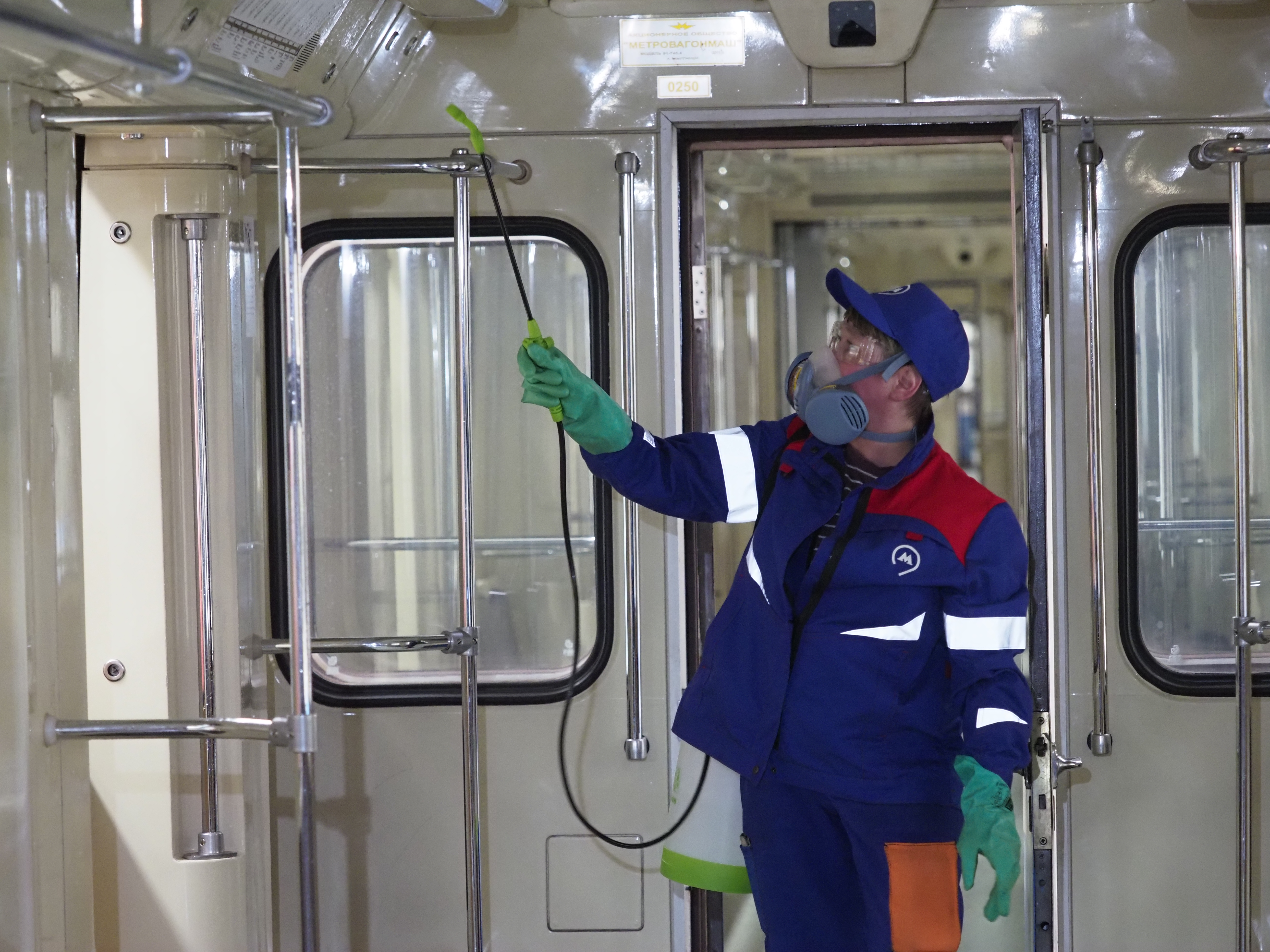 Станции столичного метро начали дезинфицировать генераторами горячего воздуха