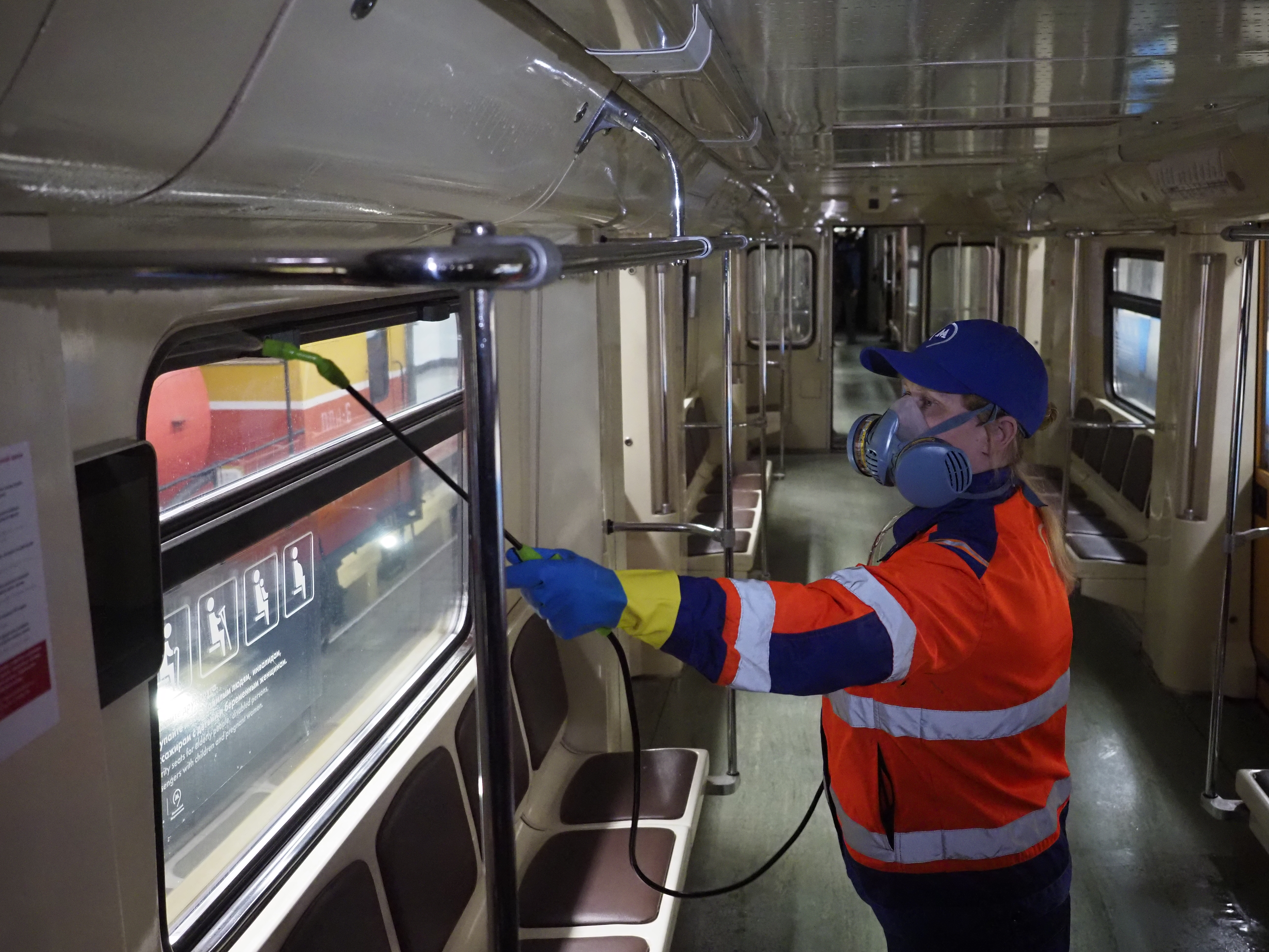 Почти шесть тысяч вагонов метро в Москве продезинфицировали за сутки
