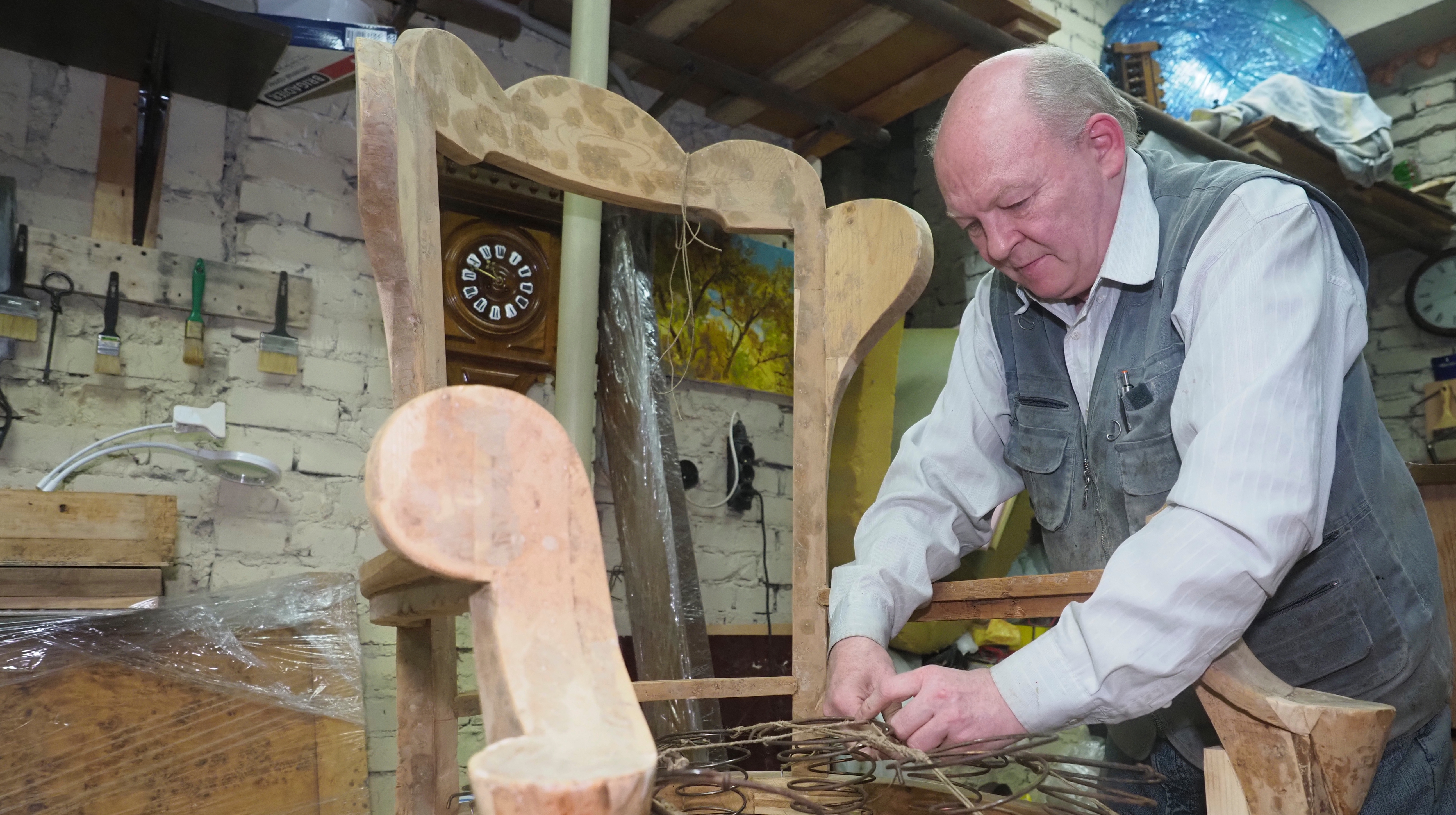 Мастер Федор Иванов показывает кресло, которое предстоит отреставрировать