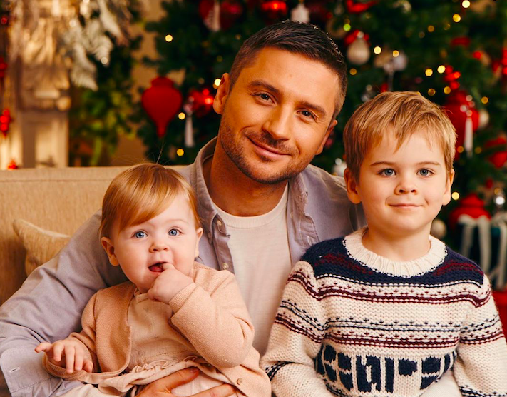 Сергей Лазарев показал, как его сын Никита учит разговаривать сестру