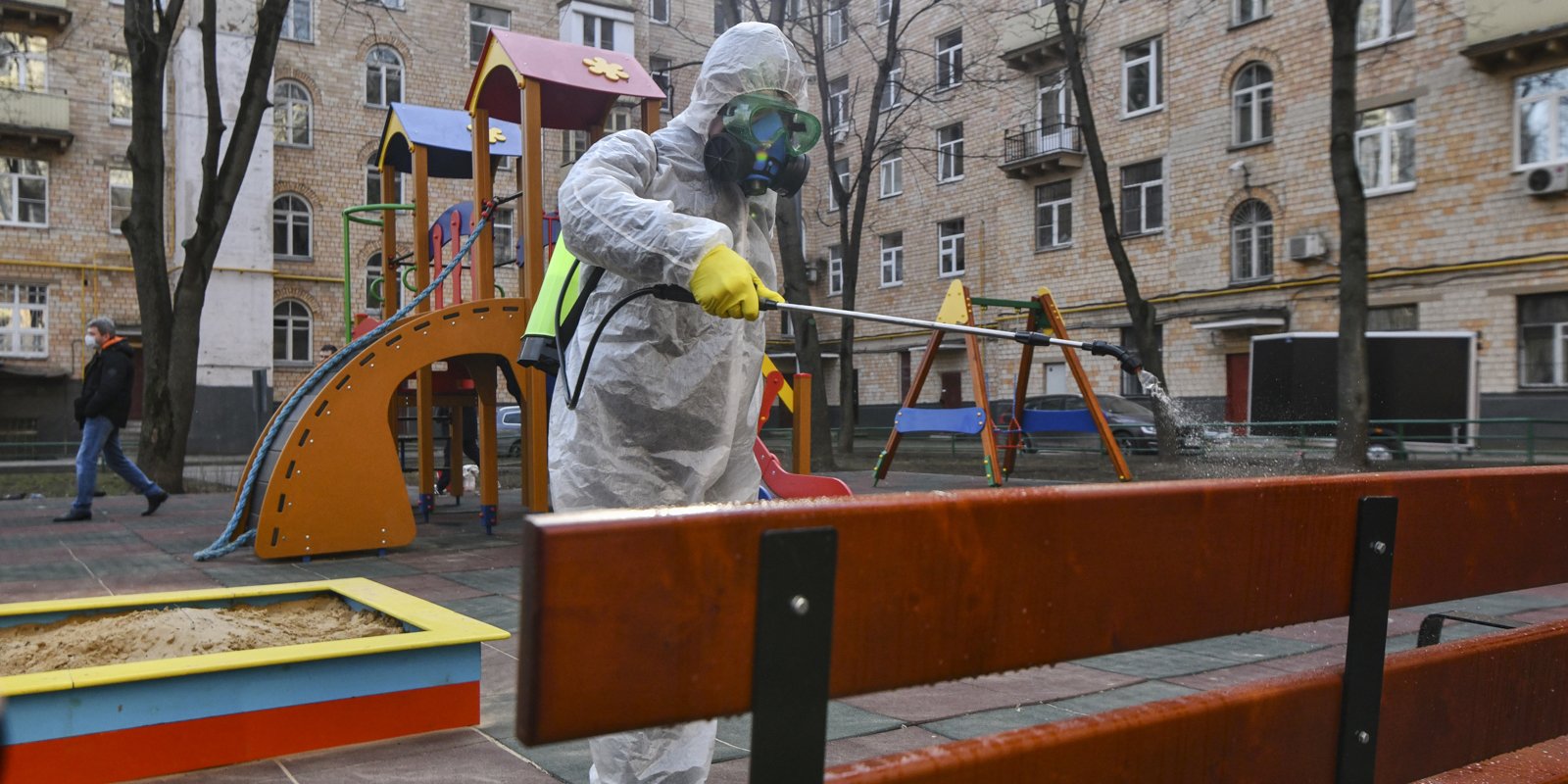 Масштабную дезинфекцию дворов, парковок и дорог проводят в Москве