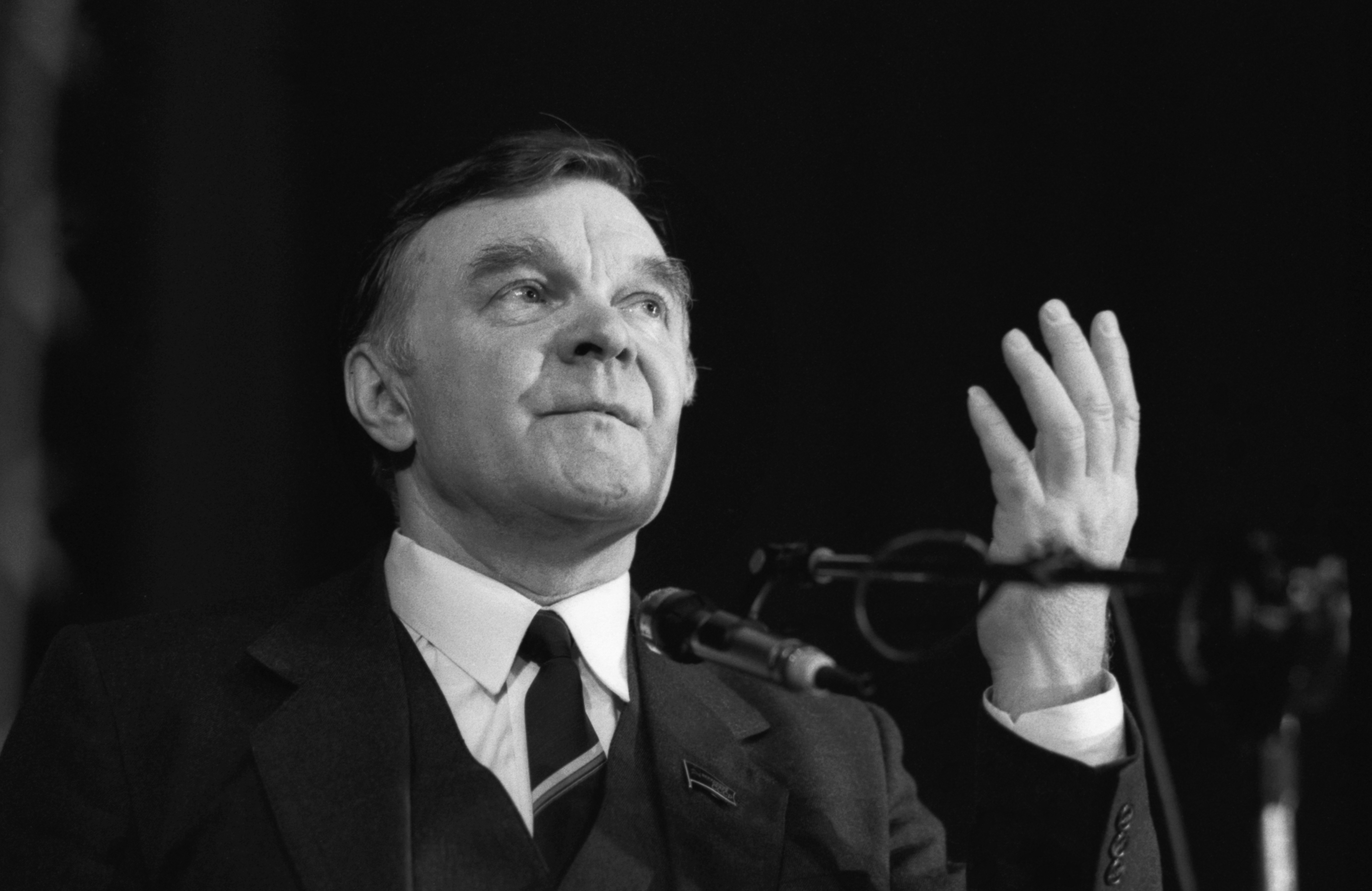  1 января 1989 год. Писатель Юрий Бондарев во время выступления в универсальном спорткомплексе «Крылья советов»