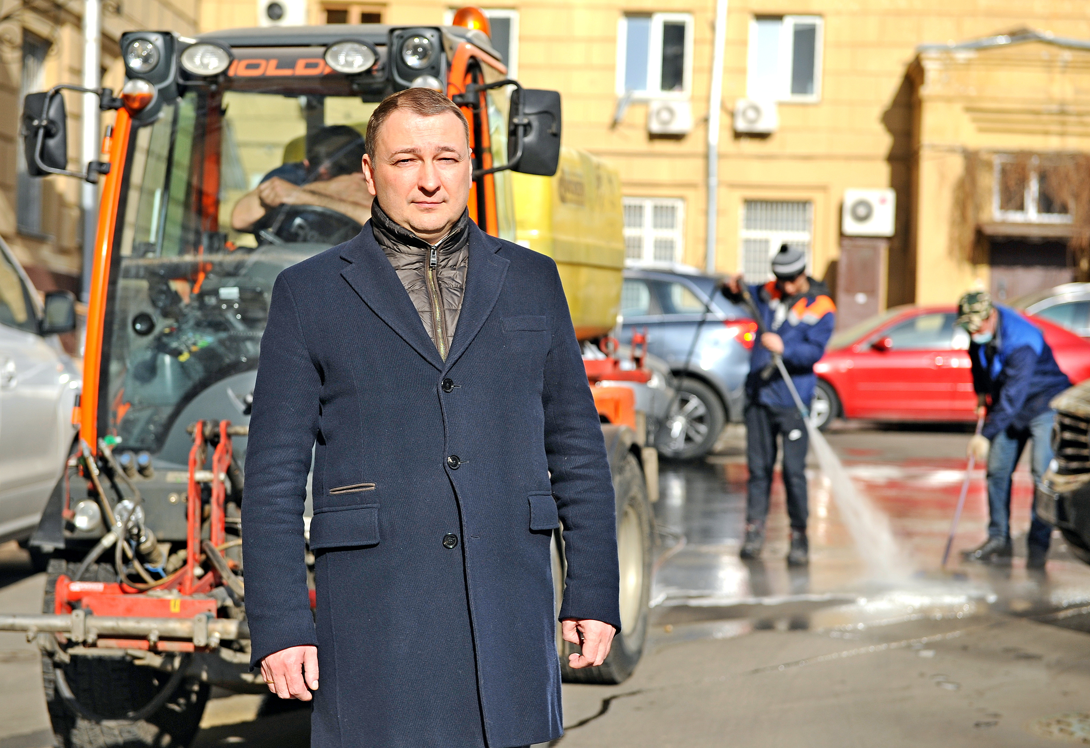 Глава управы района Таганский Александр Мишаков инспектирует работы по уборке дворов и промывке фасадов домов на своей территории