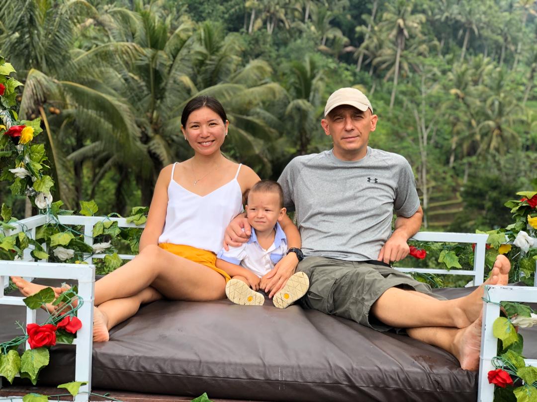 «Ребенок вырывает телефон и целует экран»: история семьи, разлученной коронавирусом