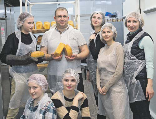 На переднем плане — Анна Баграмова (слева) и Юлия Комарова, стоят (слева направо) Наталия Жижилева, Руслан Пушков, Екатерина Ямщикова, Диана Кирияк и заместитель директора медиа-центра «ВМ» Елена Плешивцева