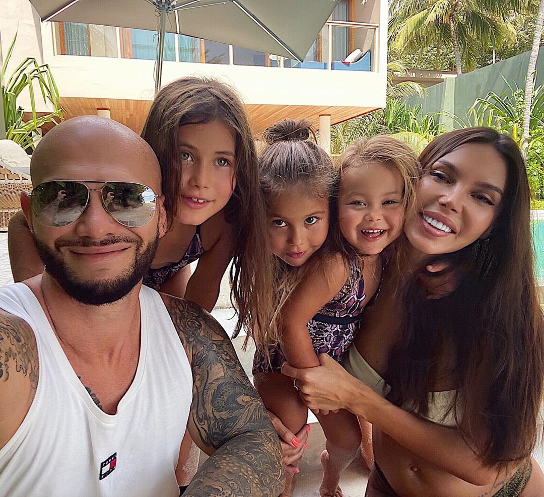 Джиган вернулся в свой подмосковный особняк к детям