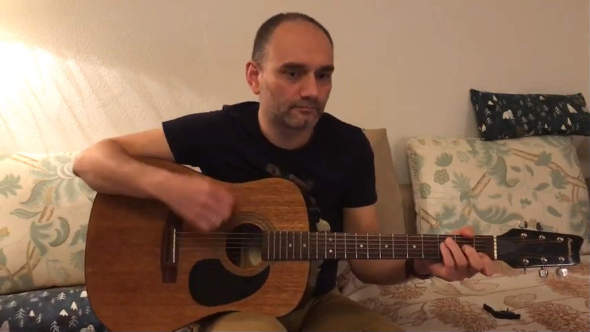 Блогер перепел хиты про коронавирус и стал популярным в Сети