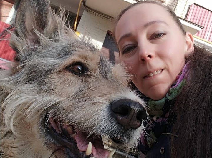 Волонтер Наталья Троц на прогулке с собакой по кличке Вафля