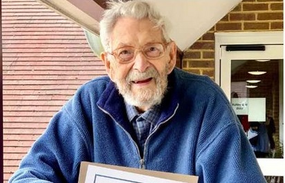 Роберт Уэйтон по образованию инженер