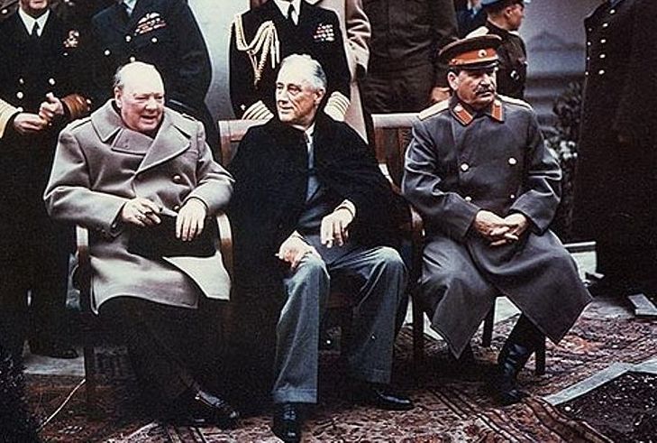 Черчилль, Рузвельт (в центре) и Сталин, Ялтинская конференция (1945)