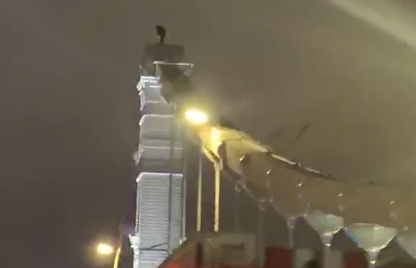 Спасатели сняли мужчину с опор Крымского моста в Москве