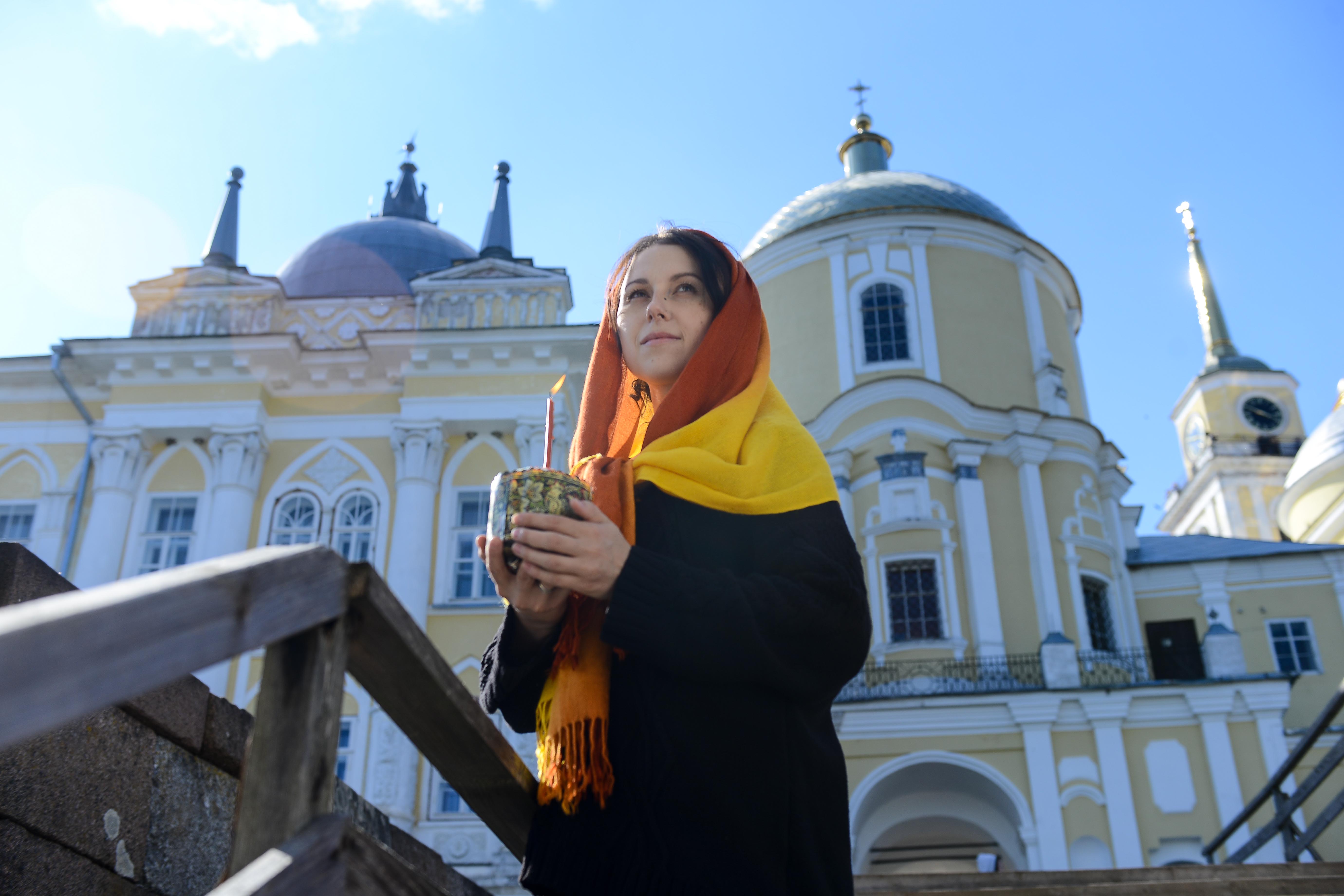 Полина Феоктистова посещает Нило-Столобенскую пустынь