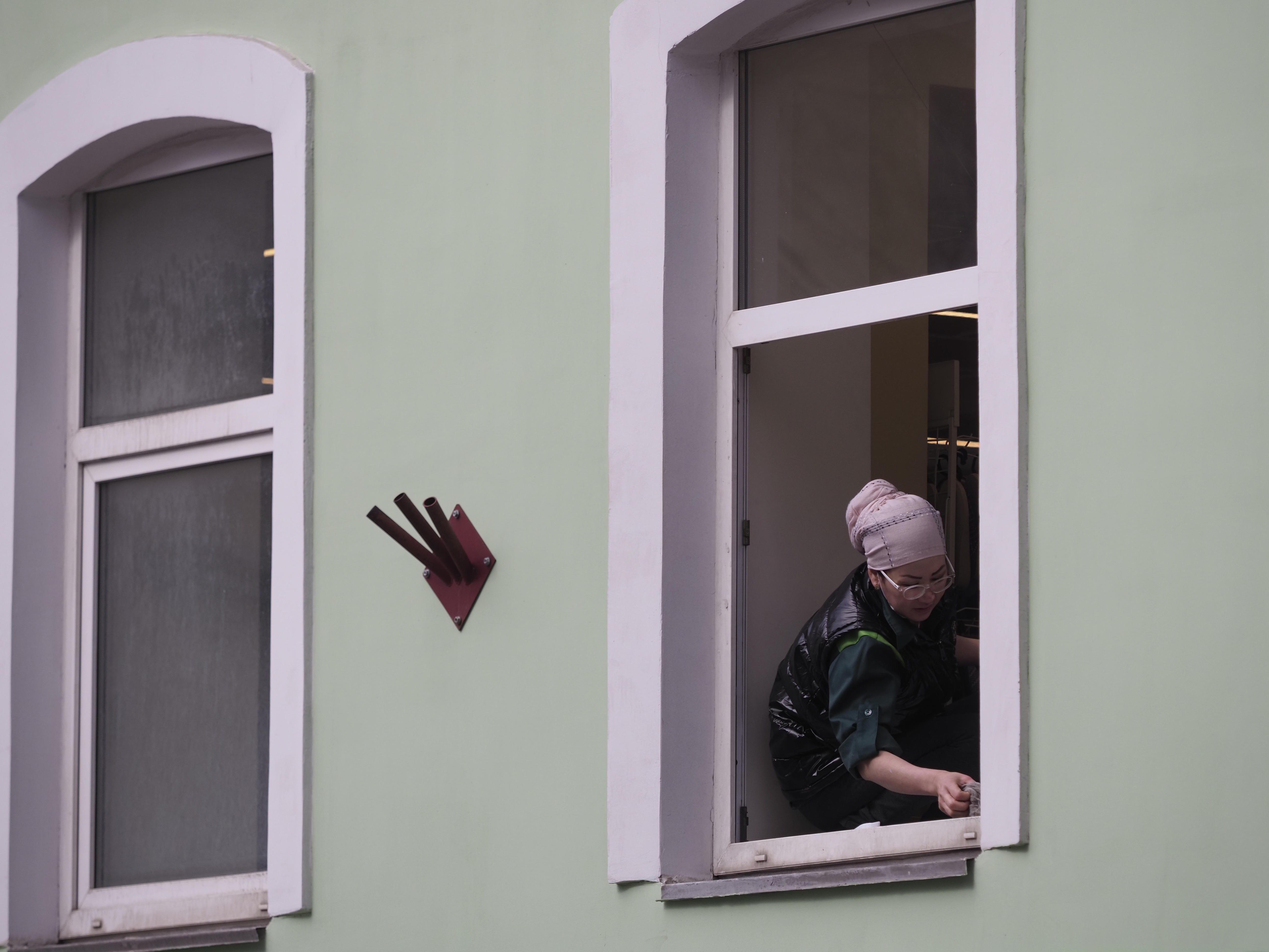 Окна в поликлиниках. Моем окна субботник. Женщина моет окно. Женщина моет окно. Мойка окон.