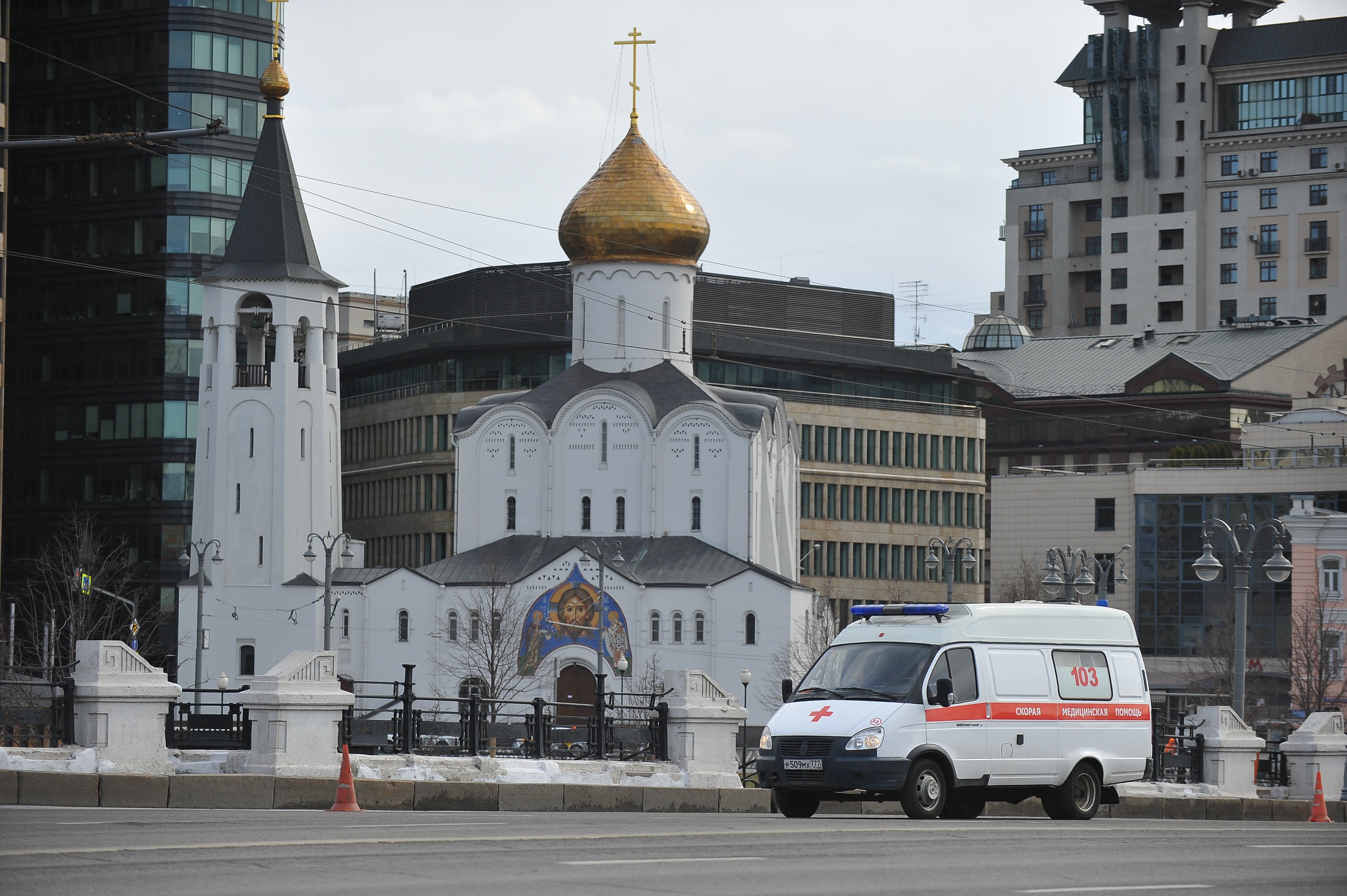 Врач рассказал, когда стоит вызывать скорую при подозрении на коронавирус