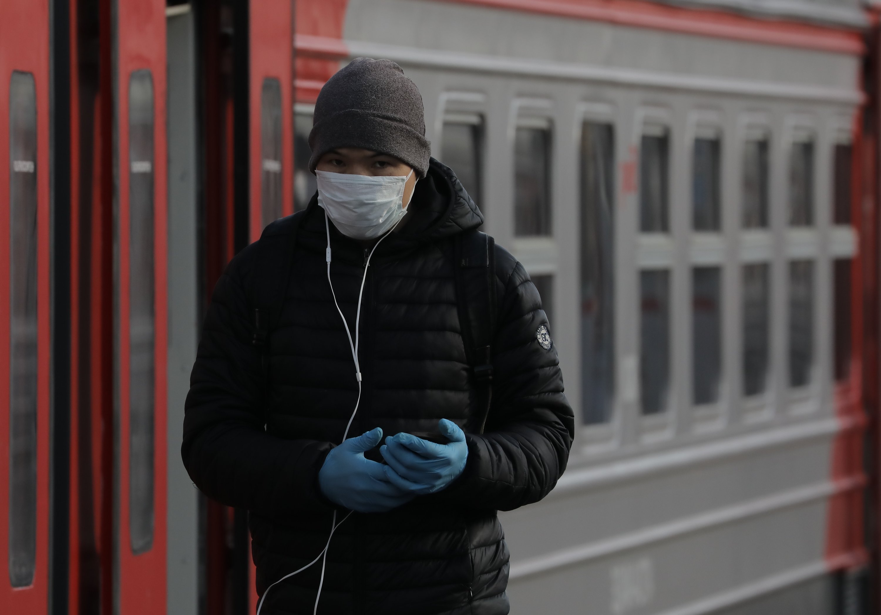 Около половины. Маски и перчатки в электричке. Чел в маске возле поезда. В мае в маске. В ЦППК выдали маске и перчатках.