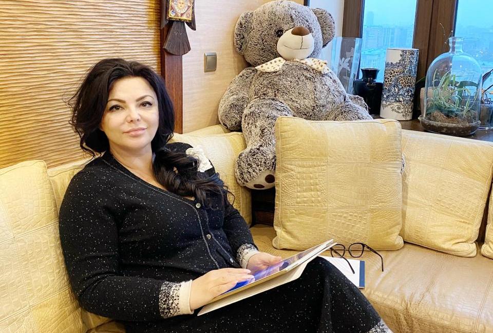 Депутат Московской городской думы Елена Николаева в условиях самоизоляции теперь работает удаленно — из дома. Совещания с коллегами проводятся с помощью видеосвязи, а с избирателями она общается с помощью соцсетей 