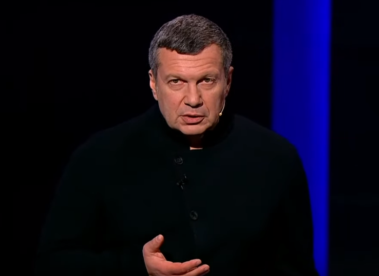 По мнению журналиста, всем, кто жалуется на нехватку изделий, следовало бы потратить время на изготовление маски, а не на «написание гневных постов»