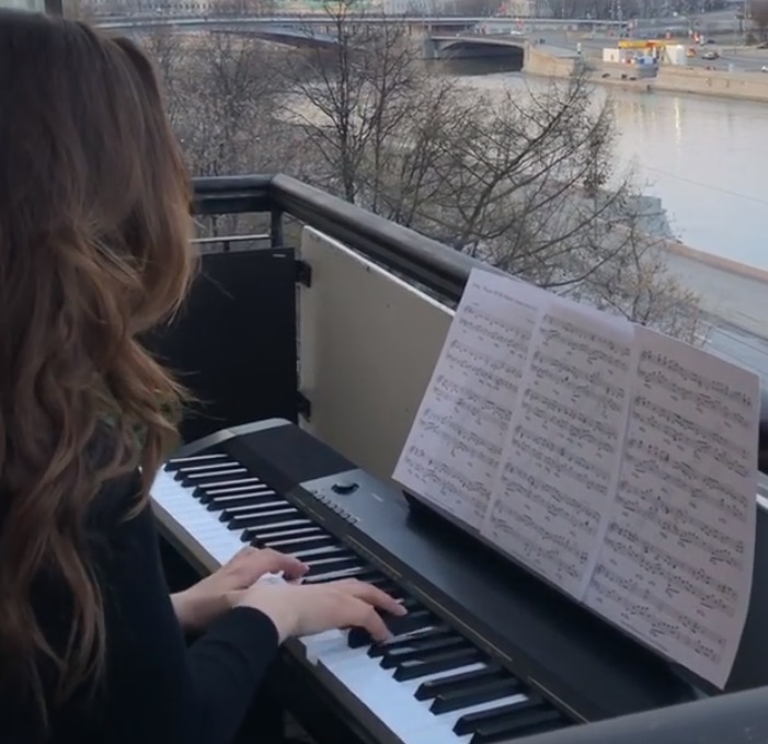 Пианистка из Москвы сыграла для соседей на балконе