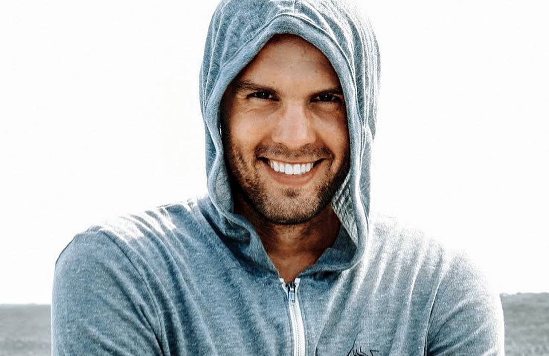 Алексей Молчанов рассказал, что ныряя вниз, в бездну, мы видим темноту, но на самом деле там — целый мир