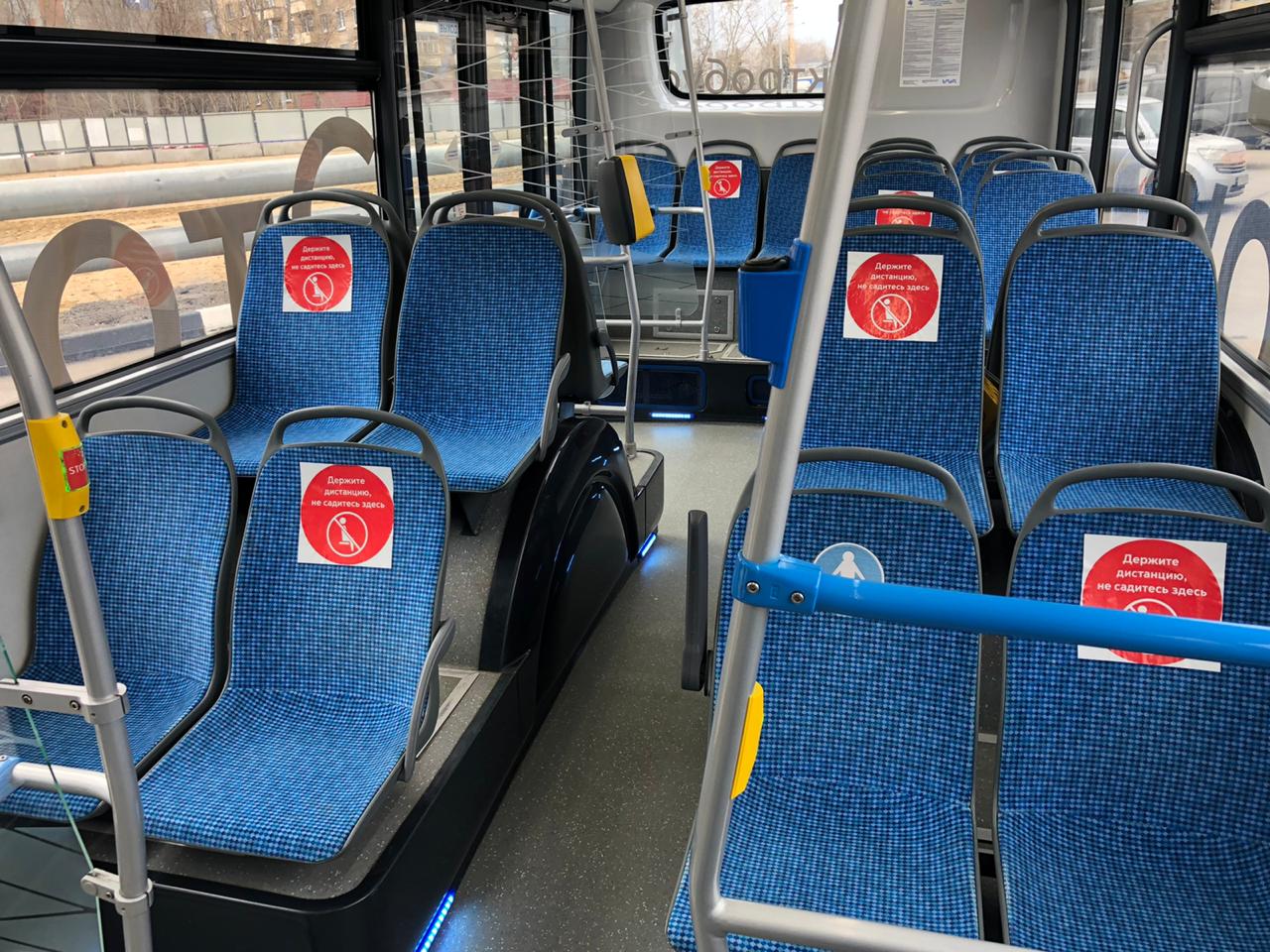 Стикеры о соблюдении дистанции наклеили в столичном наземном транспорте