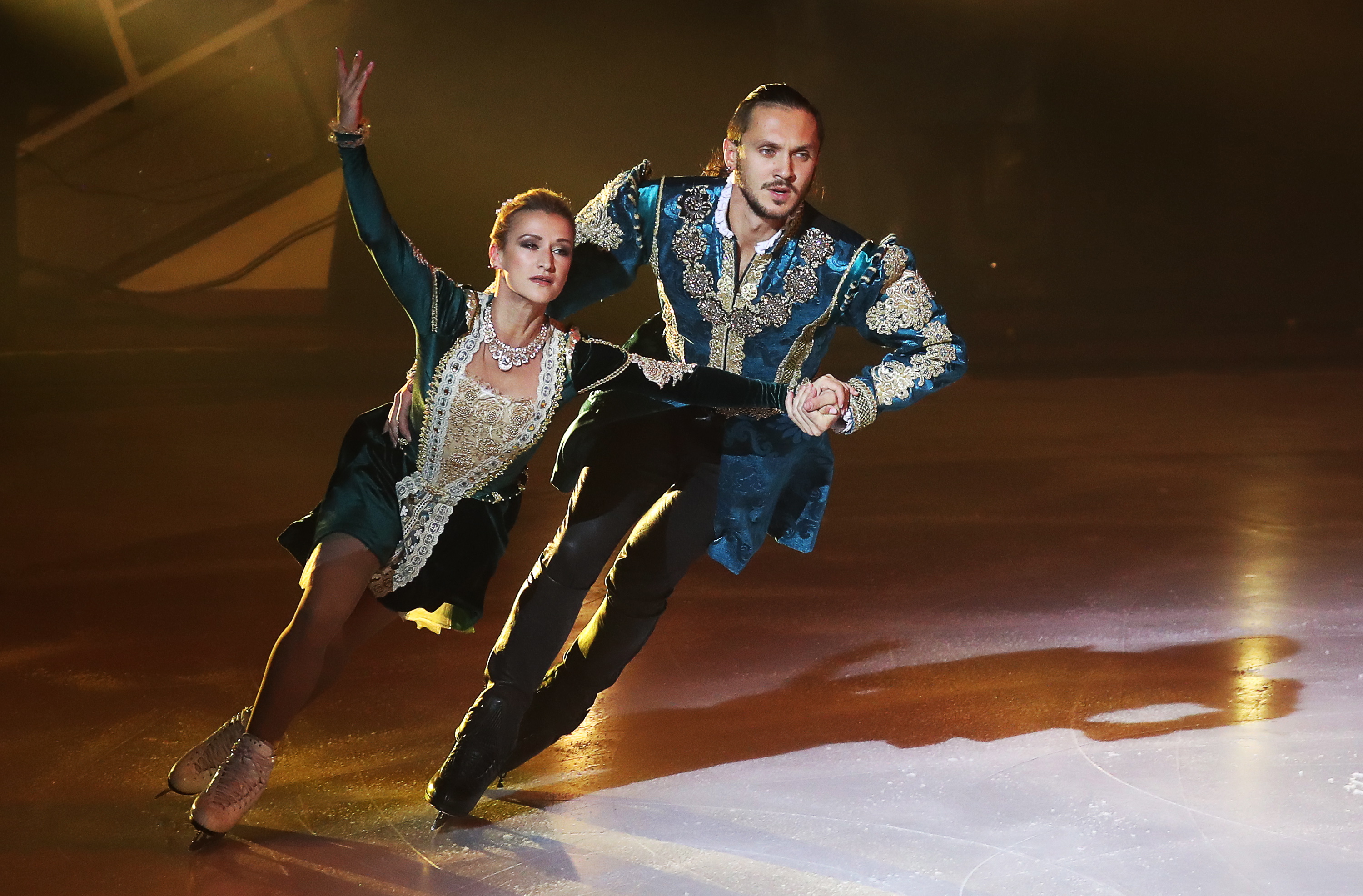 Известные российские фигуристы, олимпийские чемпионы Татьяна Волосожар и Максим Траньков во время ледового музыкального спектакля Ильи Авербуха «Ромео и Джульетта» в спорткомплексе «Лужники». Представление сегодня покажут онлайн на сайте проекта «Русские сезоны»