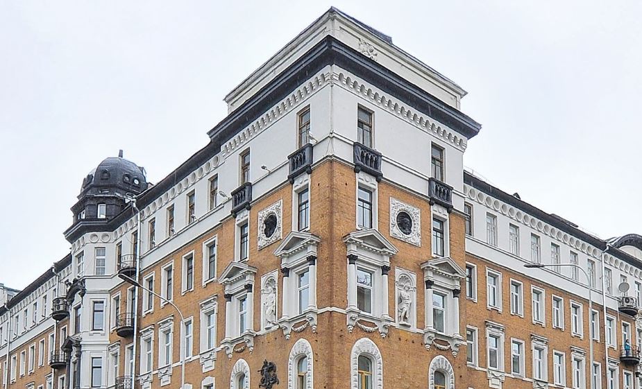 Историческую парадную дверь вернут в подъезд дома на Сретенском бульваре