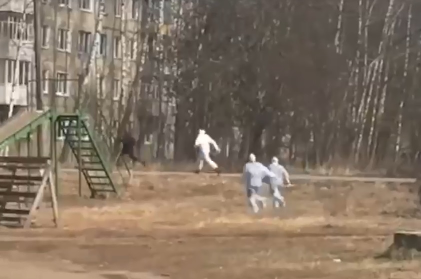 СМИ опубликовали видео погони за неадекватным мужчиной с коронавирусом