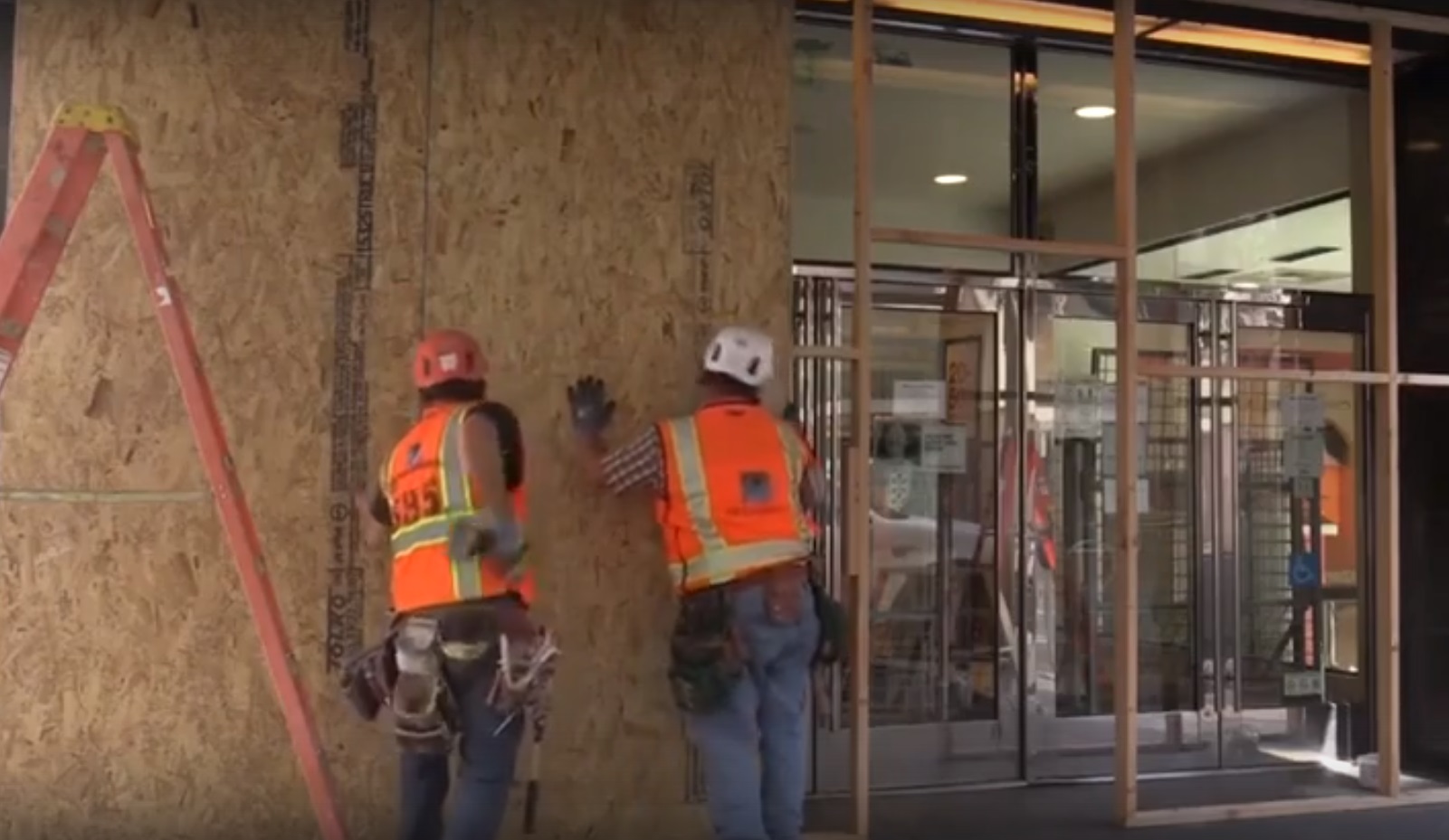 Магазины в США заколачивают фанерой из-за резкого роста числа краж