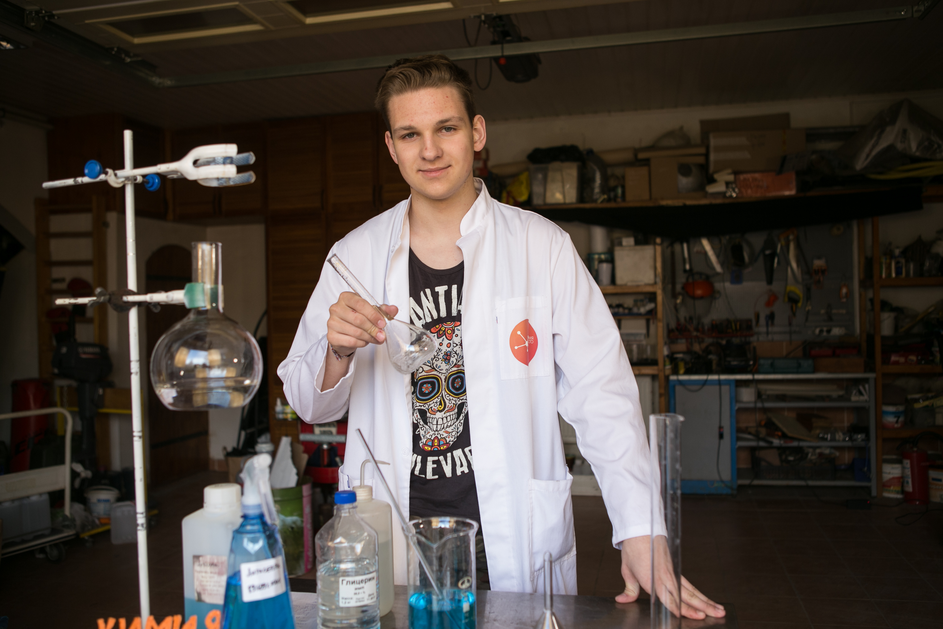 Ученик московской школы № 1573 Богдан Рудик в своей домашней лаборатории занимается изготовлением антисептика, чтобы обеспечить дезинфицирующими средствами свою семью, друзей и знакомых 