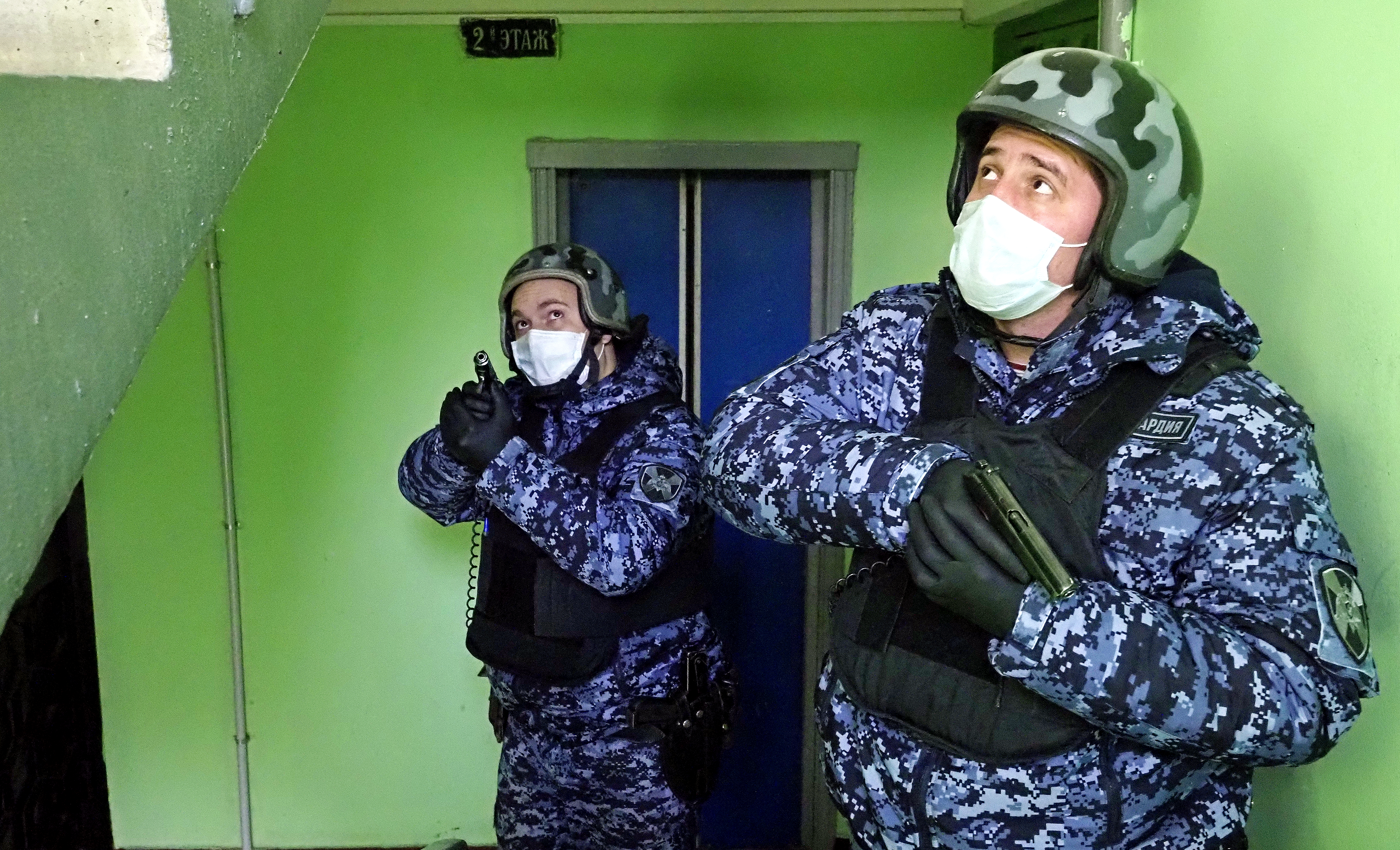 Прапорщики полиции Сергей Мальченко (слева) и Михаил Яриков прибыли по вызову в дом № 136 по улице Профсоюзной, где сработала квартирная сигнализация
