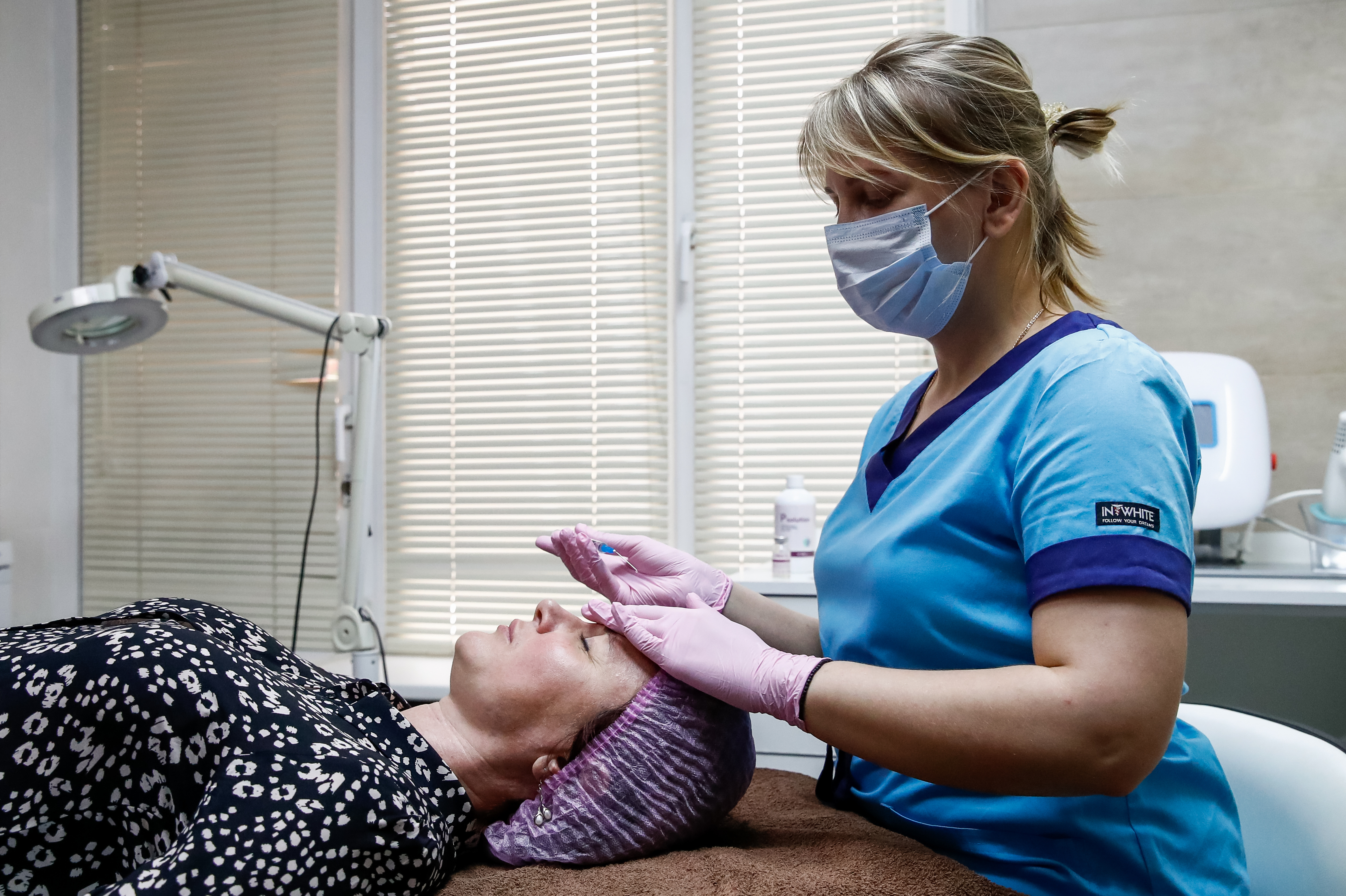 При оказании услуг в салонах красоты будут соблюдаться дополнительные меры безопасности, связанные с угрозой заражения коронавирусной инфекцией