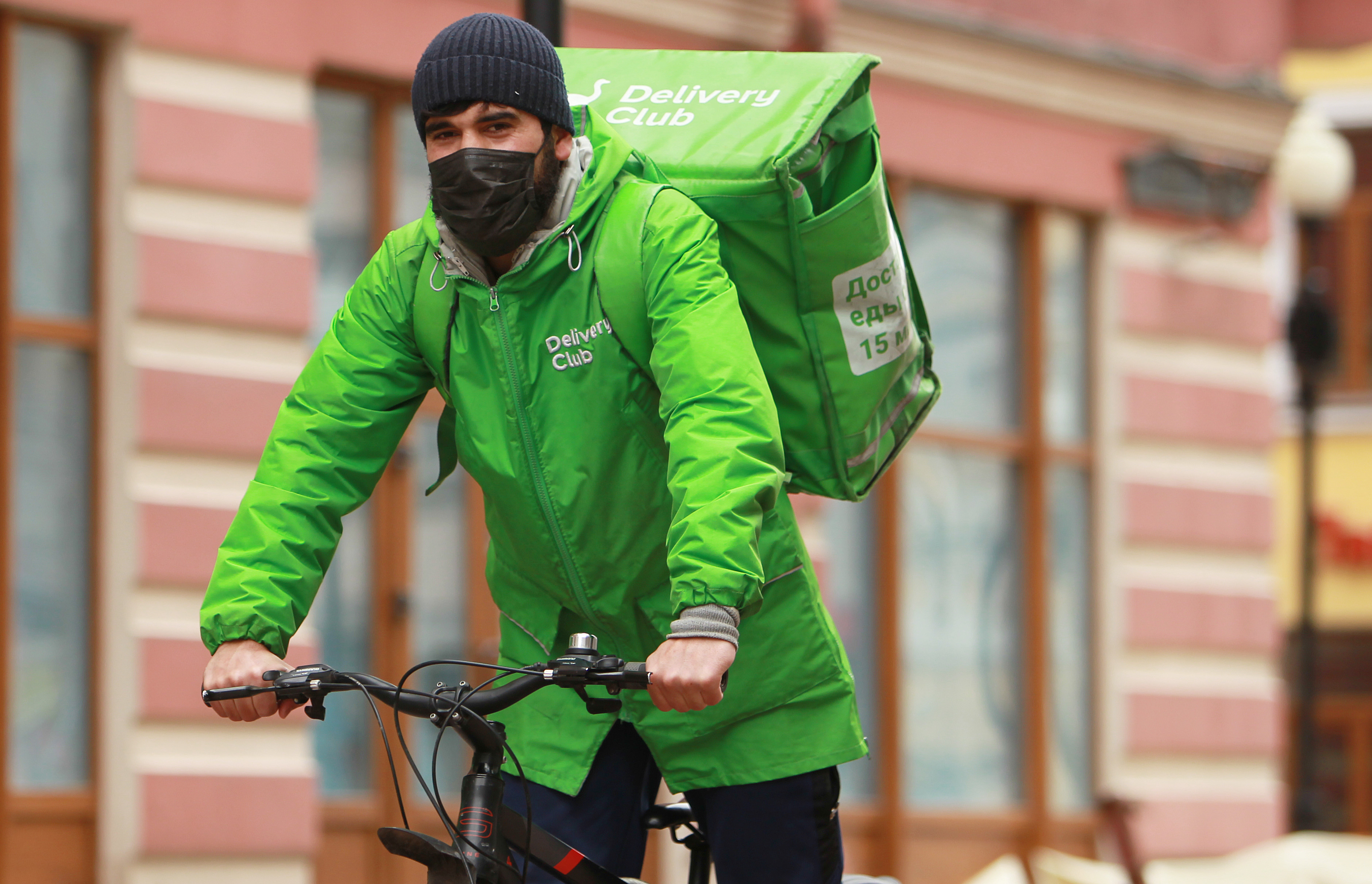 В целях профилактики курьеры используют медицинские маски. А заказы по просьбе клиента могут оставить перед дверью