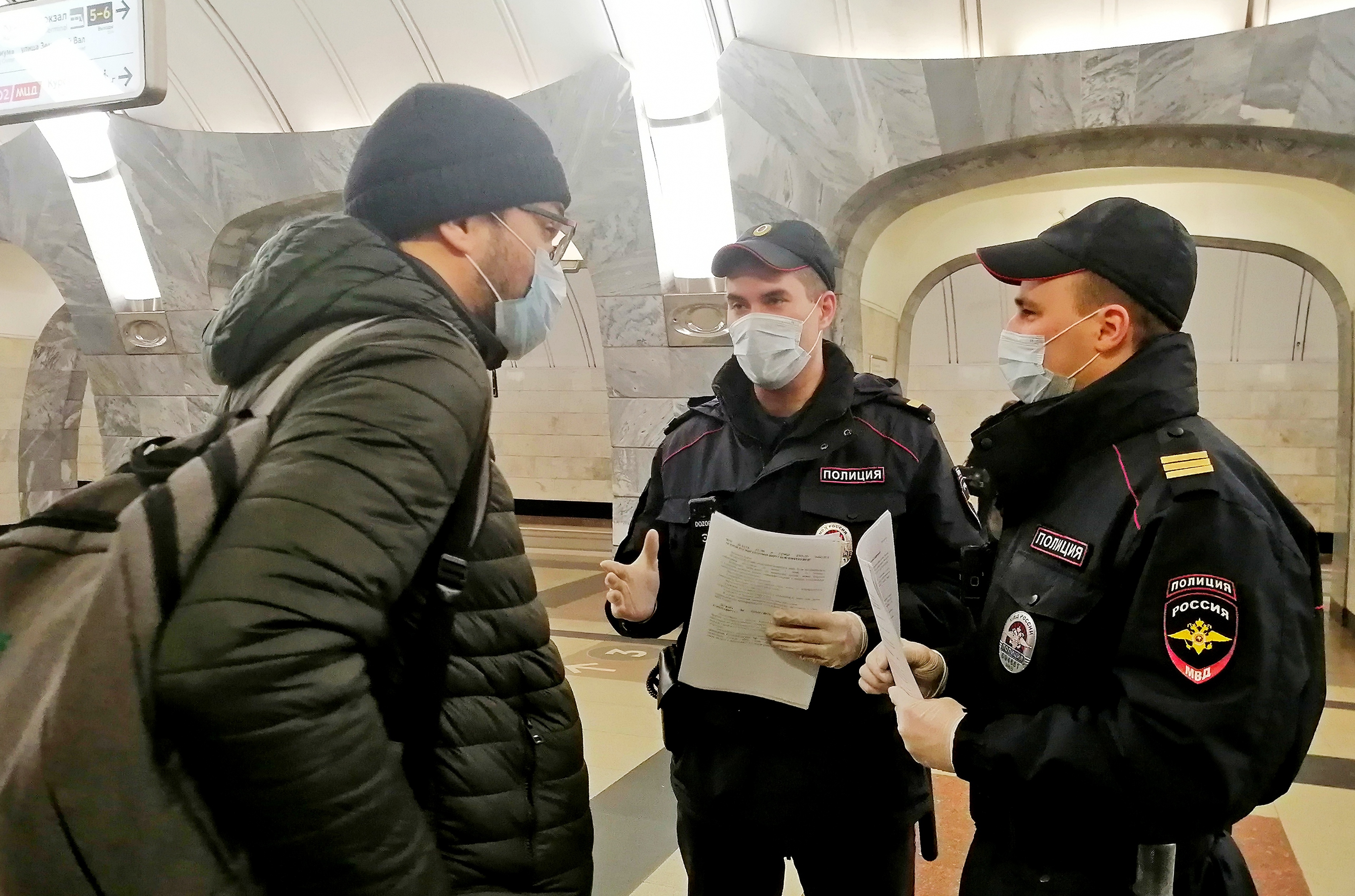 В Мосгорсуде предложили смотреть пропуска у пассажиров в вагонах метро