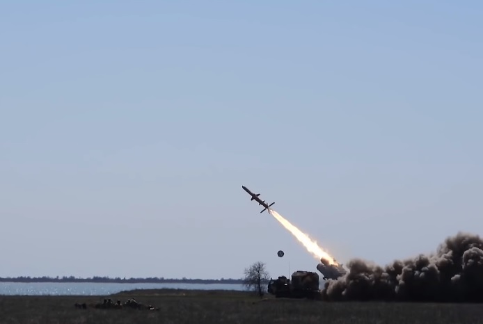 На кадрах видно, как наземная пусковая установка производит запуск снаряда, после чего демонстрируется его полет над акваторией и попадание в мишень в виде сетки