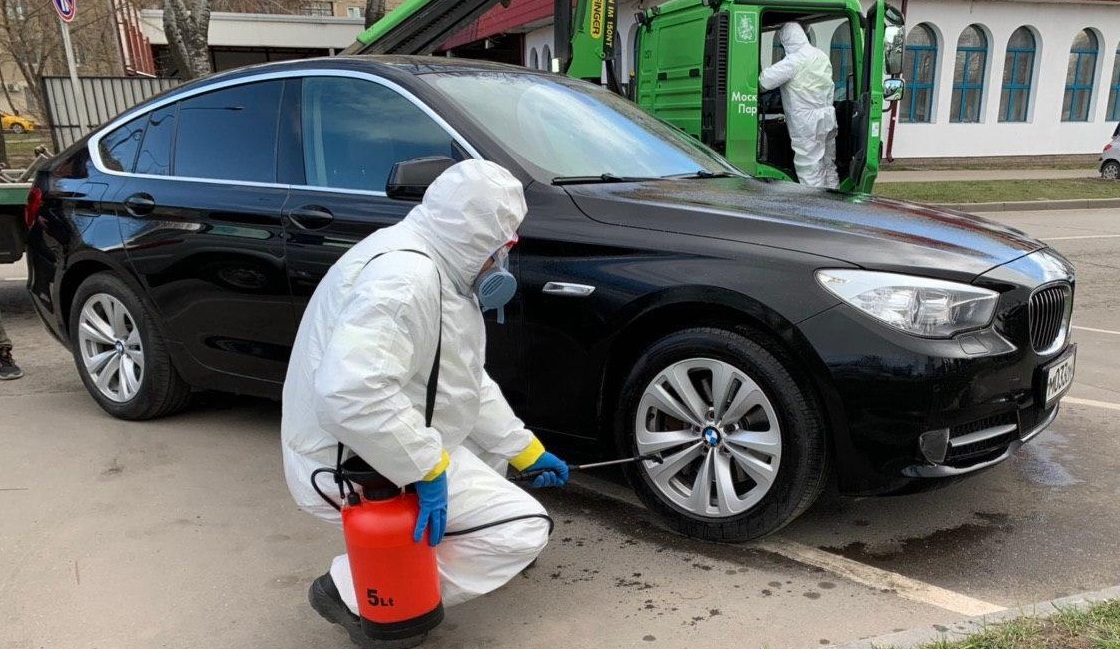 Эвакуированные машины нарушителей карантина в Москве изолируют и дезинфицируют