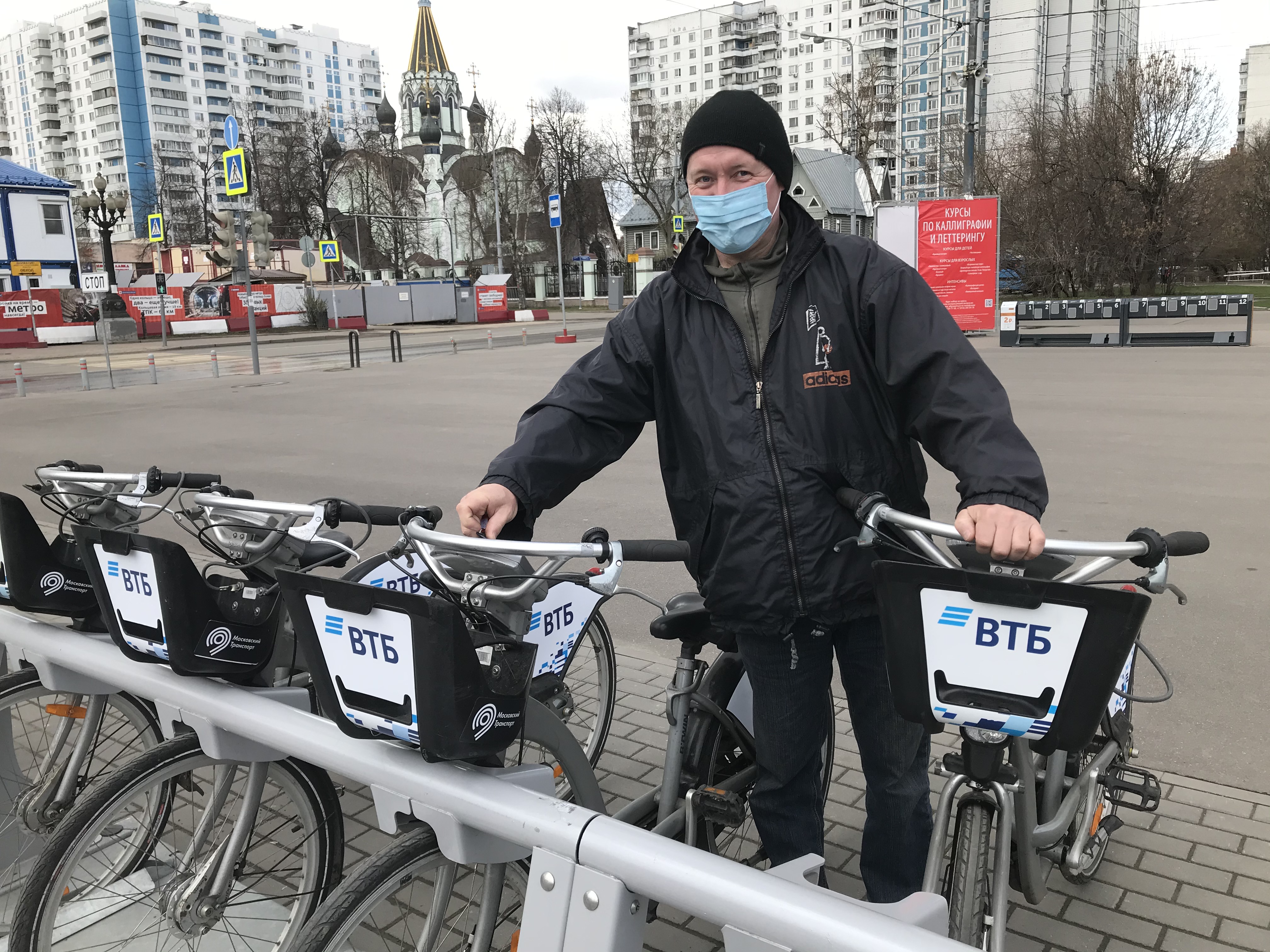 Накануне открытия сезона сотрудник городского велопроката Алексей Беляев выгрузил велосипеды на одну из точек. Перед этим он продезинфицировал каждый велосипед с помощью специального раствора, чтобы обезопасить пользователей