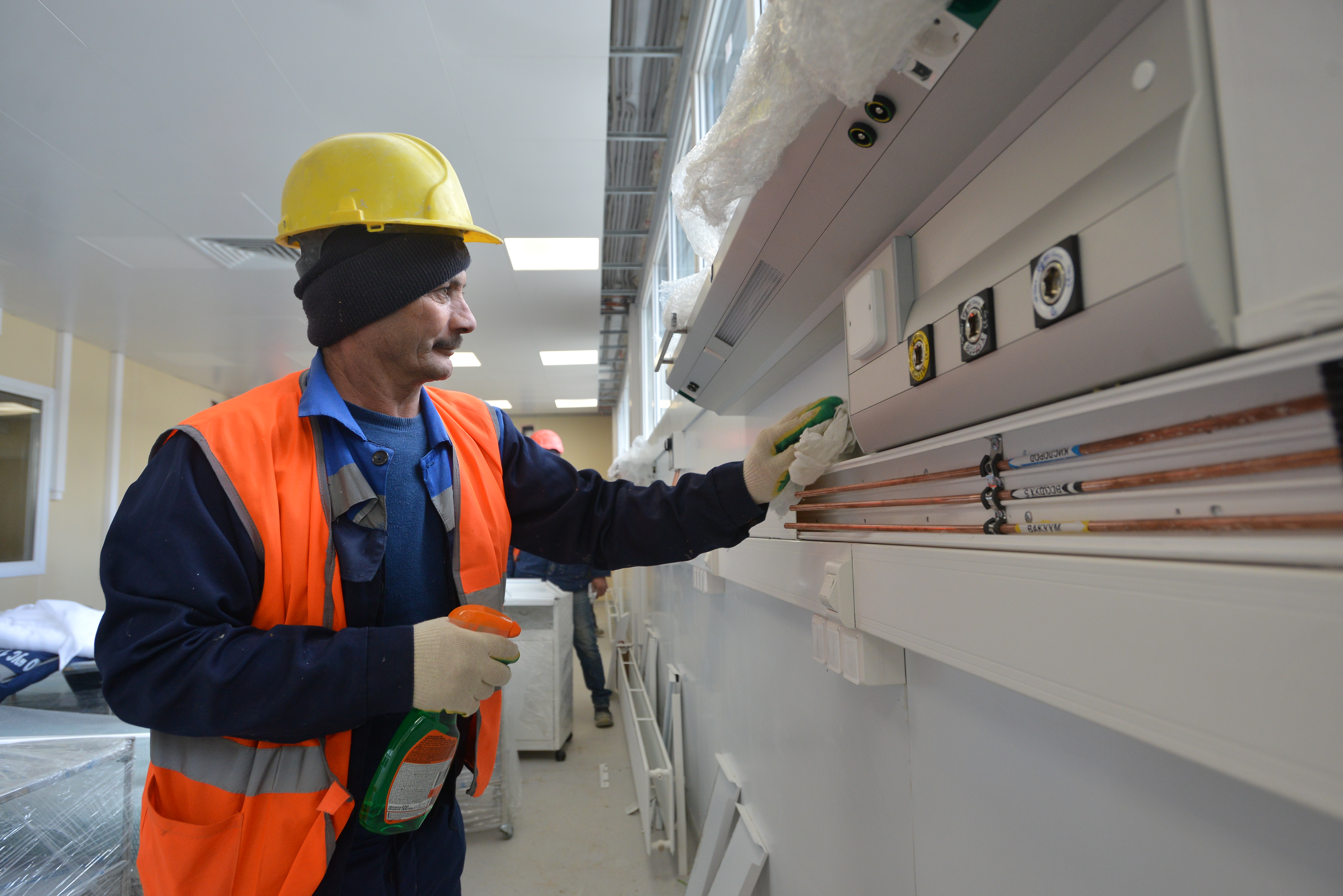  Рабочий Руслан Каршун занимается подготовкой к подключению оборудования палаты лечебного корпуса нового инфекционного коронавирусного центра, строящегося на территории Новой Москвы 