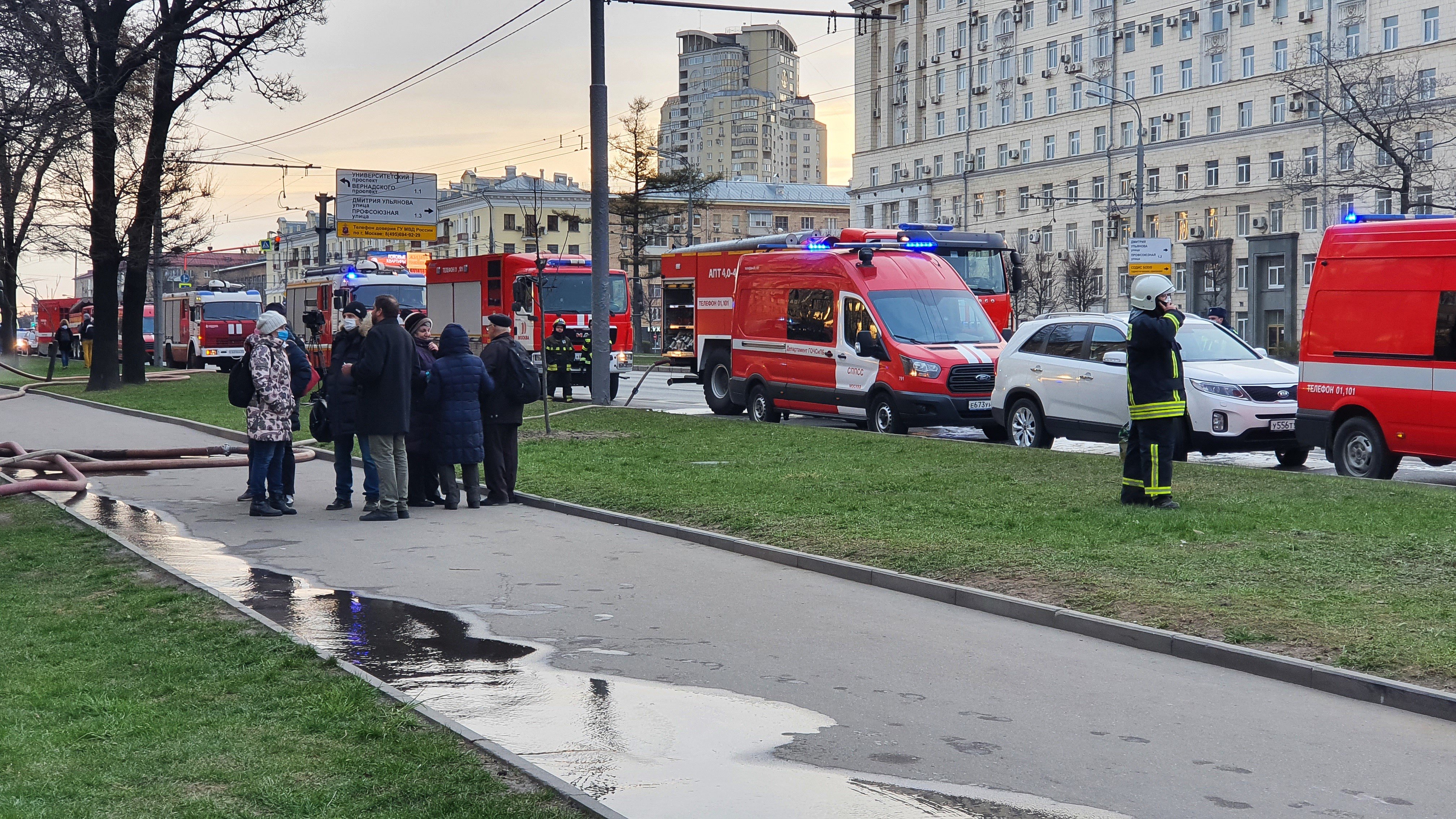 Из дома вывели более ста человек