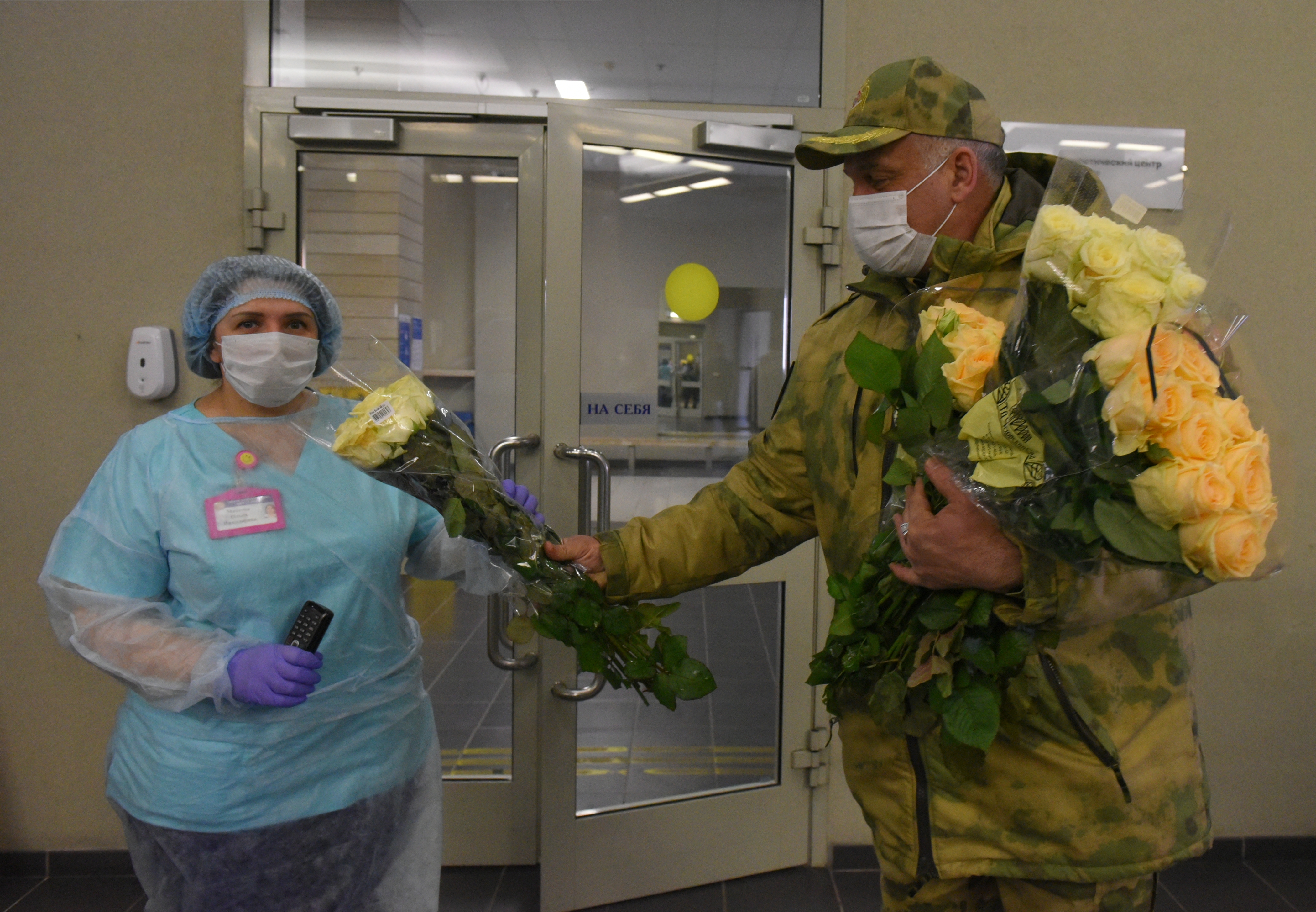 Актер Алексей Огурцов в рамках благотворительной акции «Спасибо вам» дарит букет роз медицинскому регистратору Боткинской больницы Ольге Макеевой. Так организаторы решили поддержать врачей, которые сейчас находятся на передовой борьбы с коронавирусом