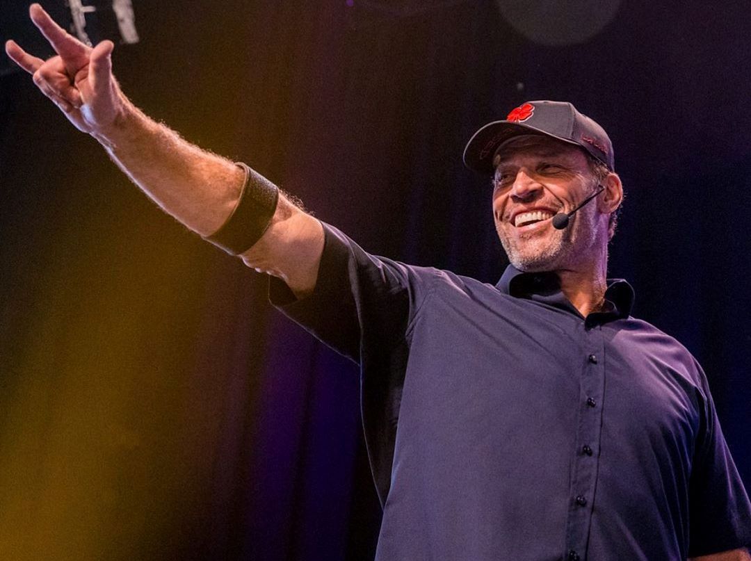 Американский писатель, бизнес-тренер и оратор Тони Роббинс привык держать себя в форме и тонусе