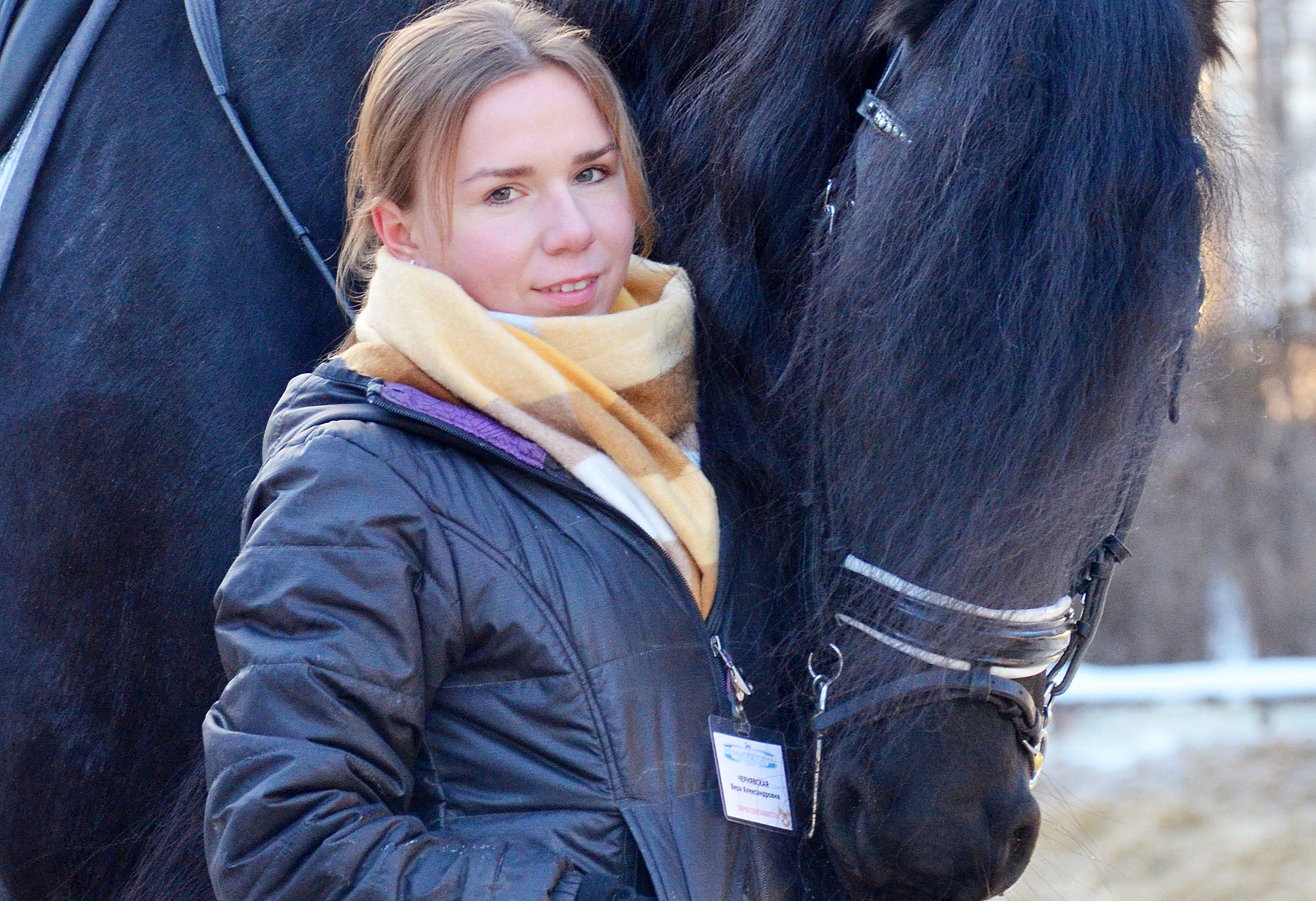 Тренер конноспортивного клуба Вера Чернявская выгуливает лошадь по кличке Ходзе