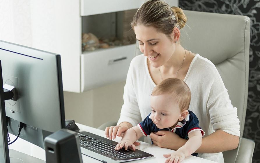 Москвичам предложили стать онлайн-нянями в многодетных семьях