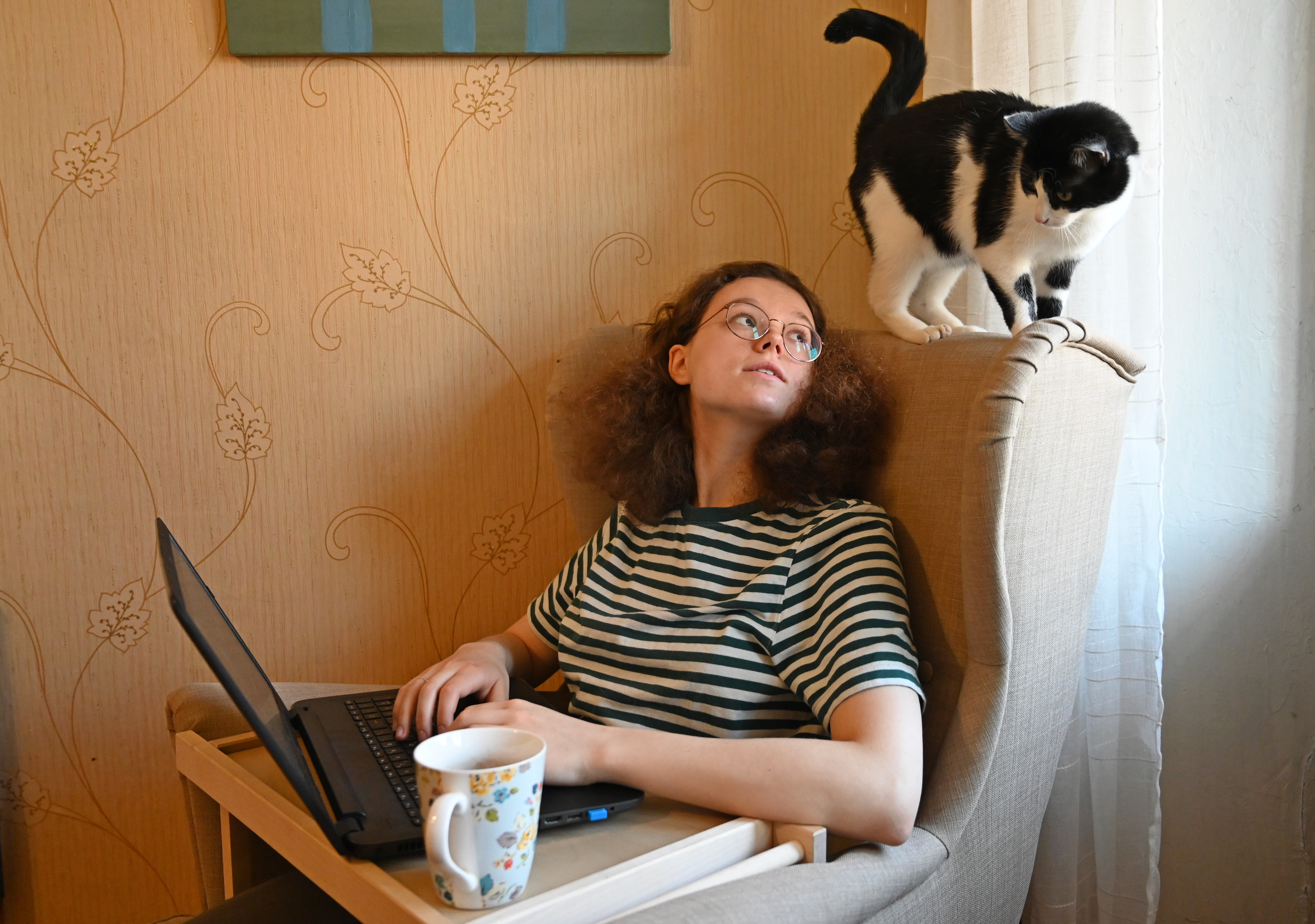 Как и многим сейчас, сотруднице Реставрационного центра им. Грабаря Александре Кунтиной в работе помогает домашний питомец — кот Оззи 