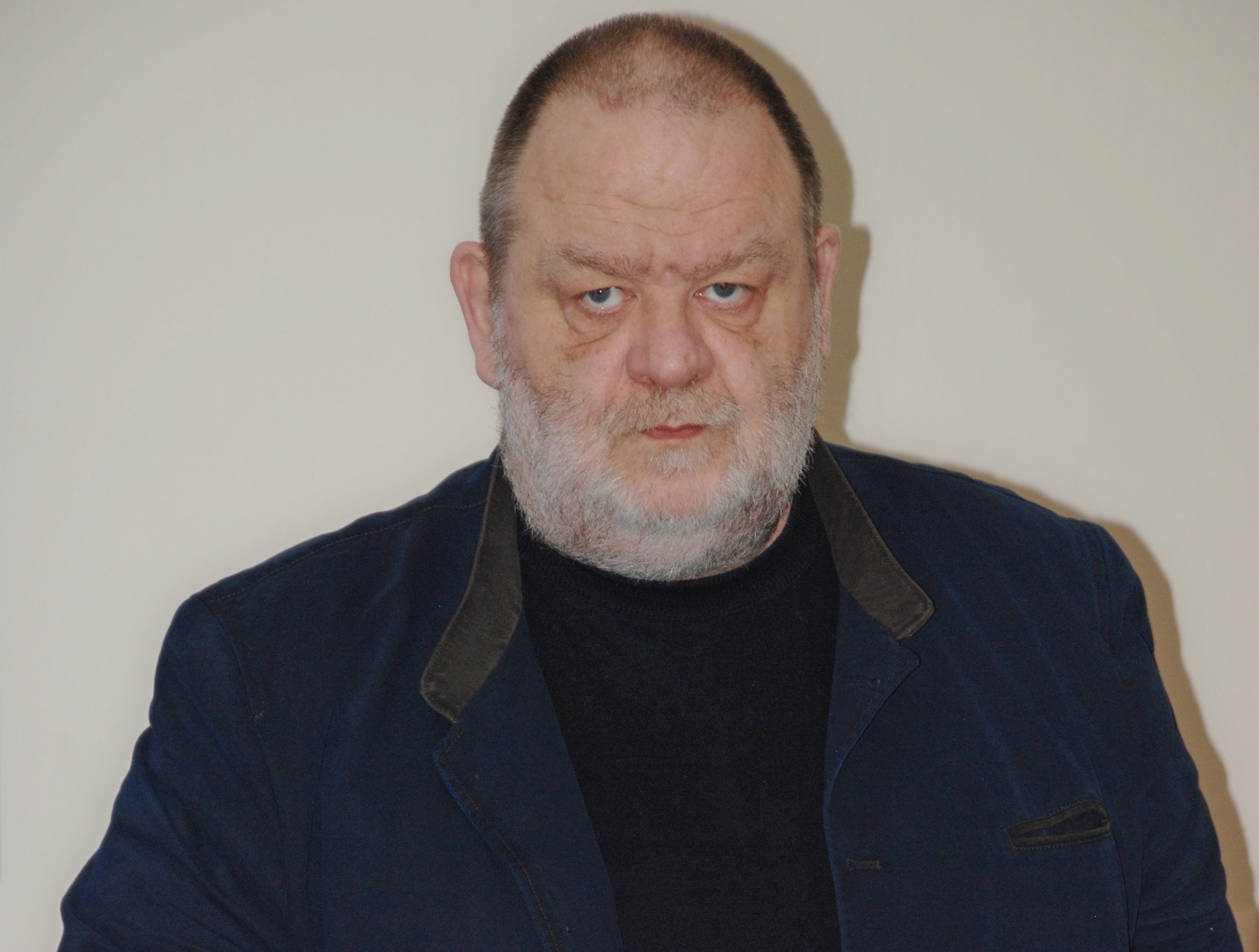 Мирослав Макстенек много лет занимается мониторингом и анализом крупных проектов, просчитыванием их рисков и прогнозированием, ведущий аналитик в области конкурентной разведки. Еще в 2014 году заявлял, что «крах глобализации поможет России совершить научно-технический рывок»