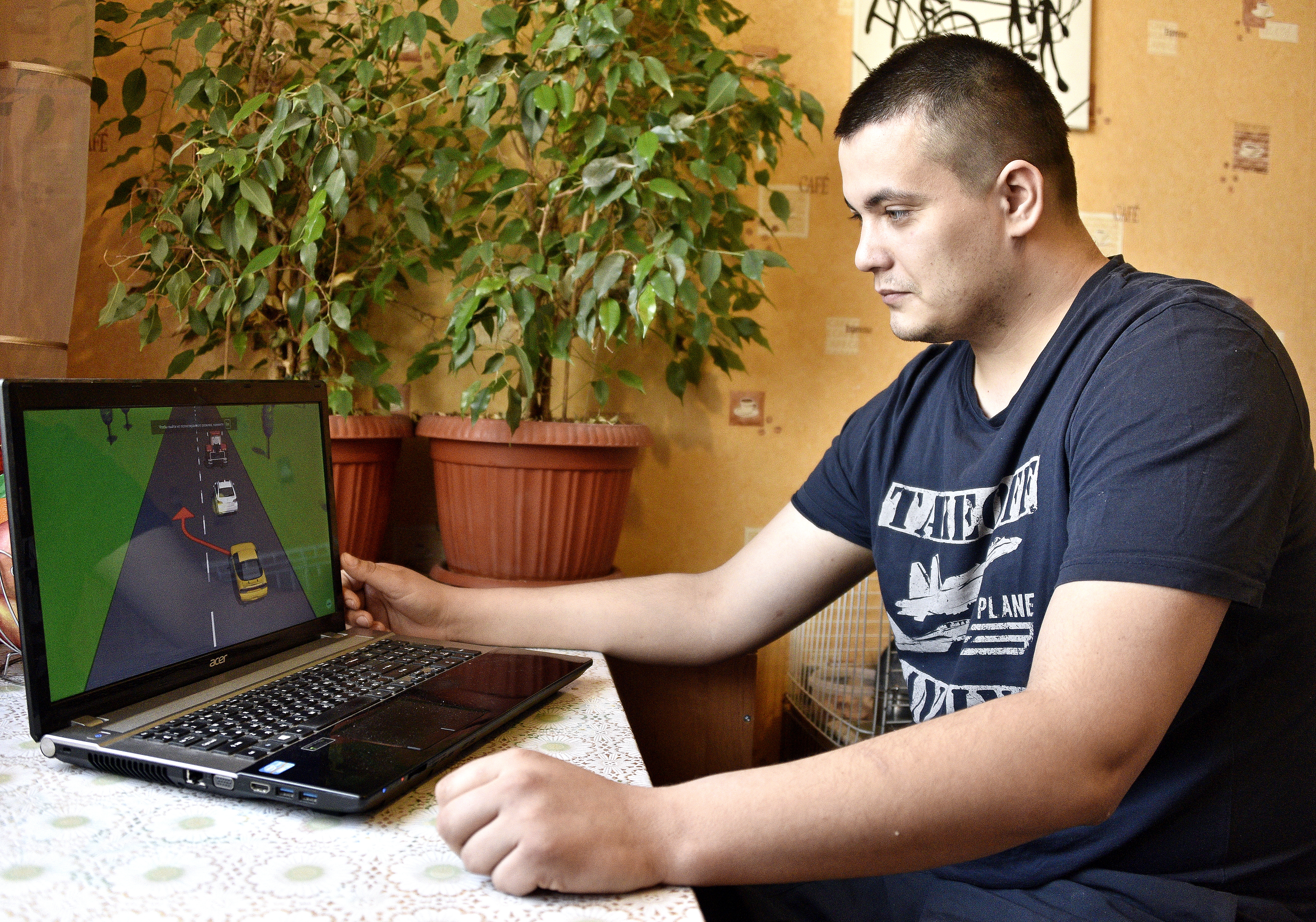 Москвич Никита Пупков проходит онлайн-обучение в столичной автошколе